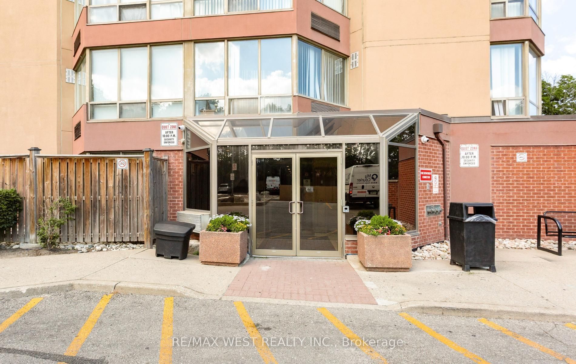 25 Fairview Road W 1410, Mississauga, ON L5B 3Y8 photo 5