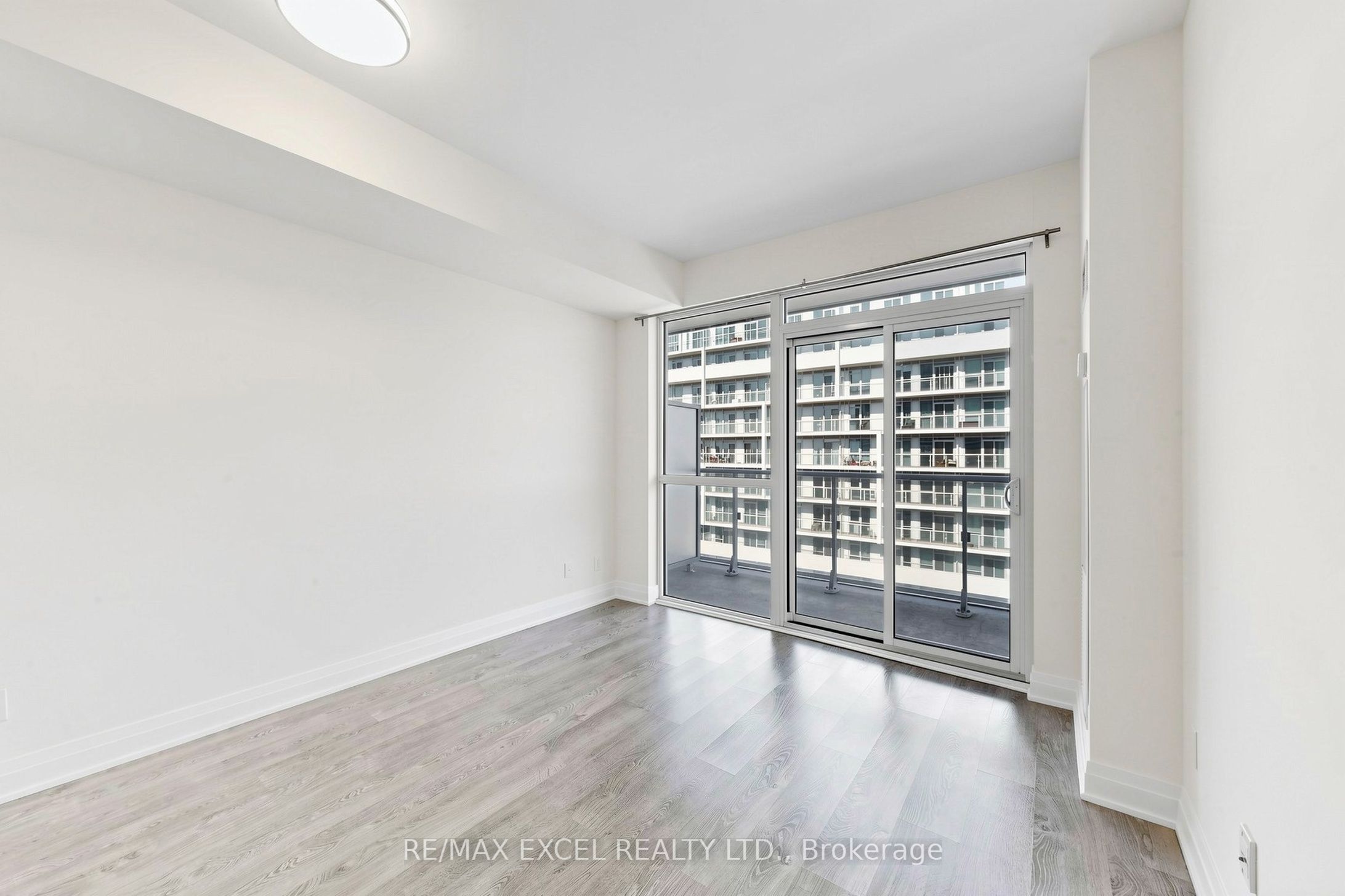 55 Speers Road 1702, Oakville, ON L6K 0H9 photo 3