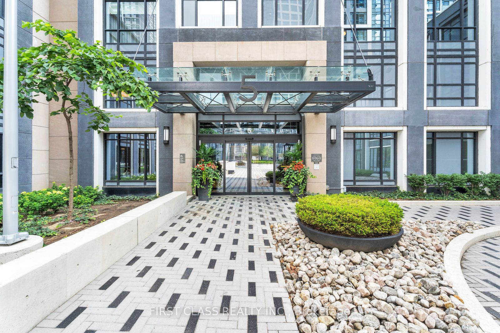 5 Mabelle Avenue 531, Toronto, ON M9A 0C8 photo 3