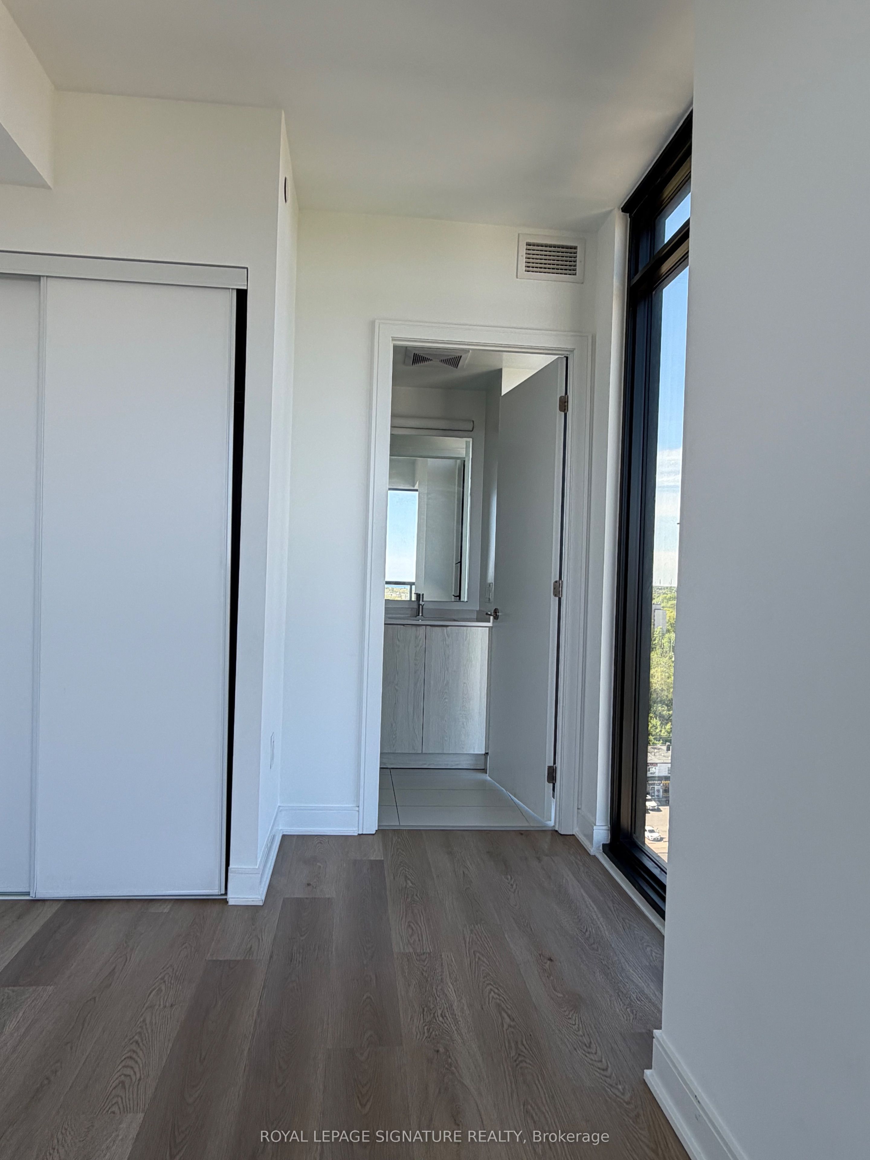 86 Dundas Street E 1314, Mississauga, ON L5A 0B1 photo 3
