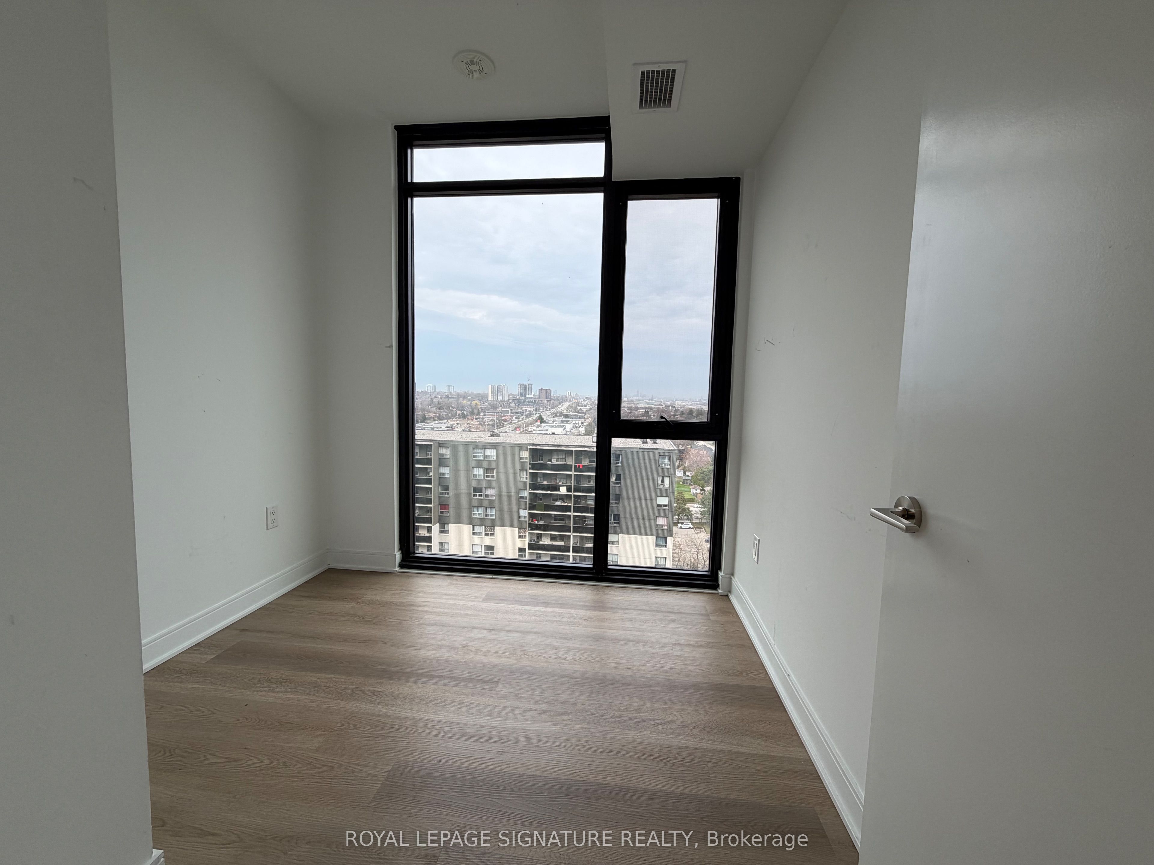 86 Dundas Street E 1314, Mississauga, ON L5A 0B1 photo 4