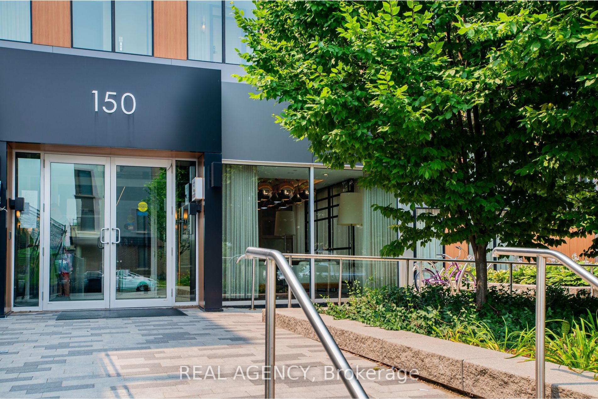 150 E Sabina Drive 304, Oakville, ON L6H 0W3 photo 2