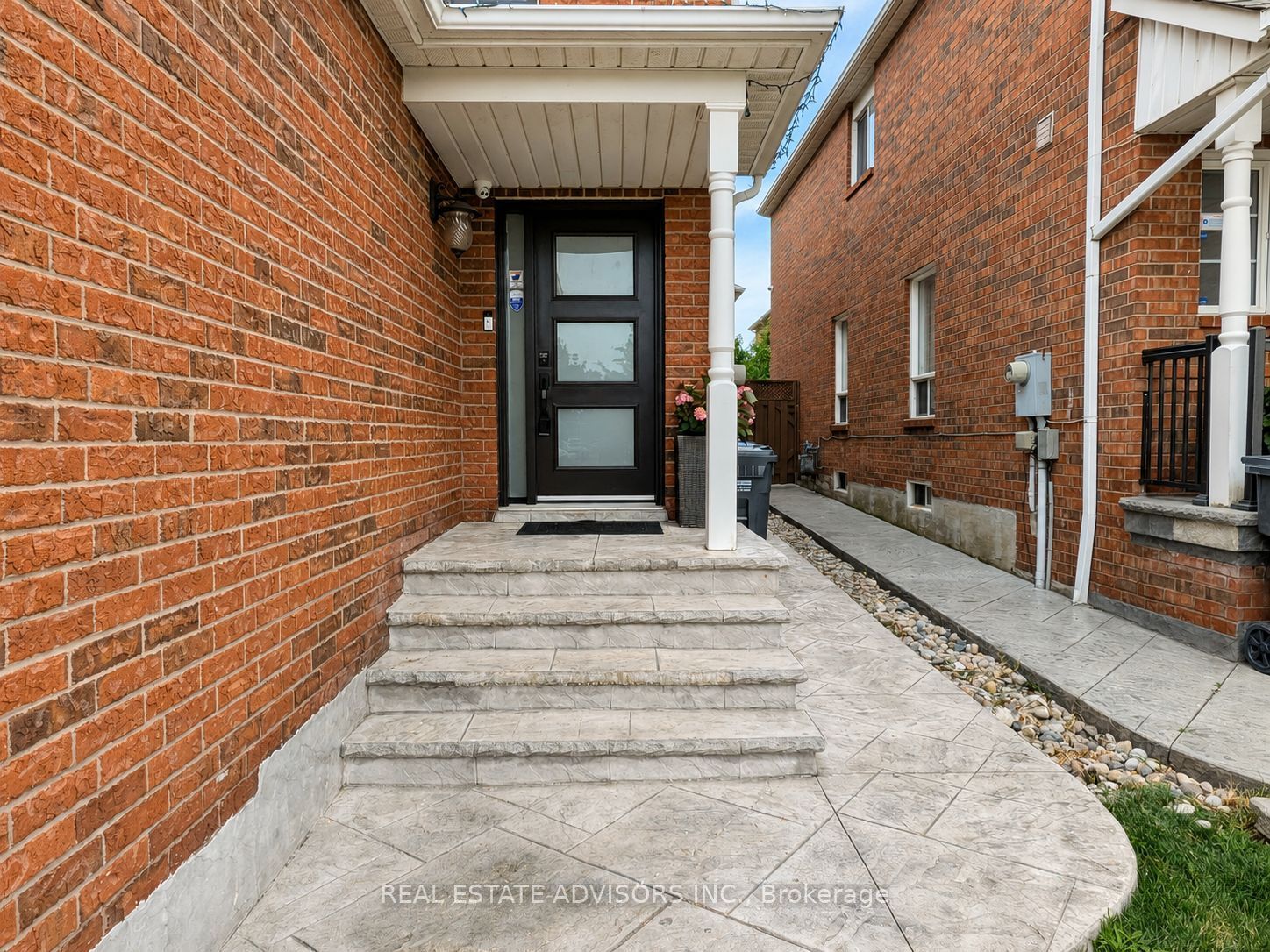 5215 Marblewood Drive, Mississauga, ON L5V 2P1 photo 2