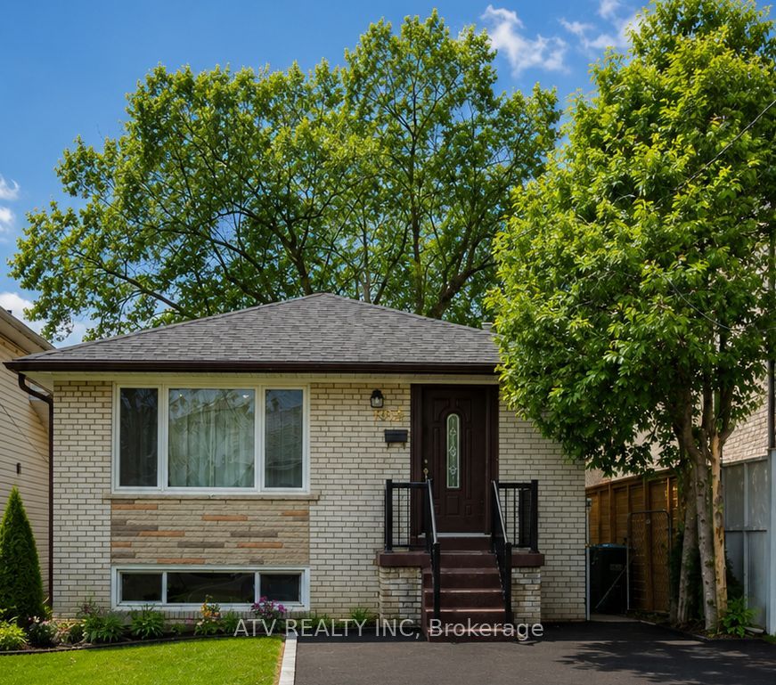 1064 Eastmount Avenue E, Mississauga, ON L5E 1Z3