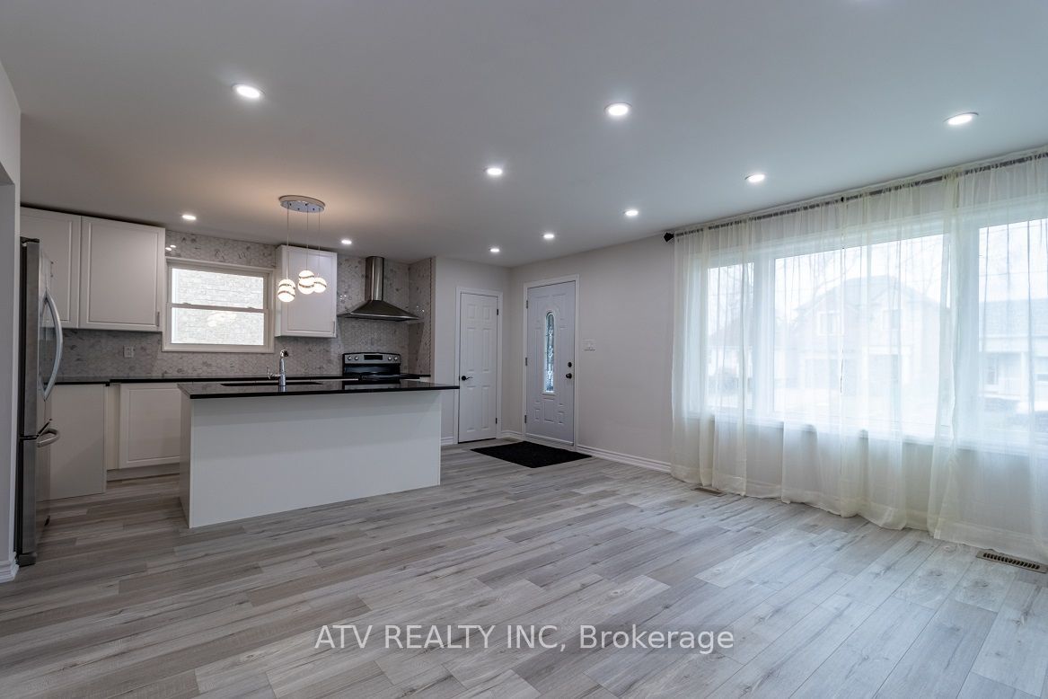 1064 Eastmount Avenue E, Mississauga, ON L5E 1Z3 photo 3