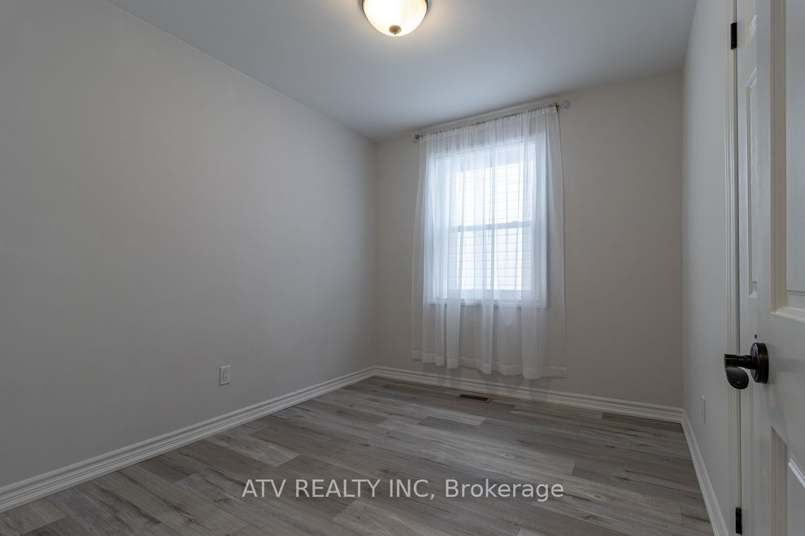 1064 Eastmount Avenue E, Mississauga, ON L5E 1Z3 photo 5