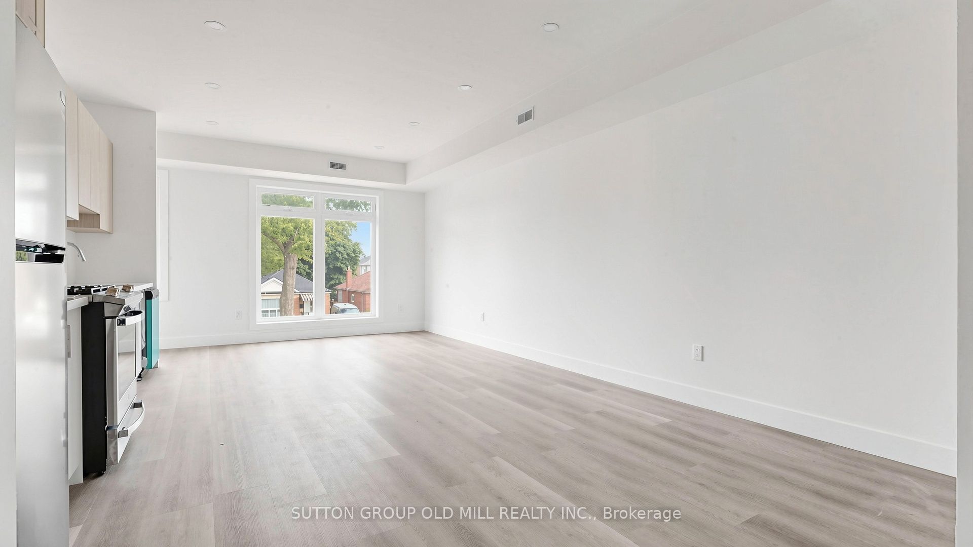 1927 Lawrence Avenue W 4, Toronto, ON M9N 1G8