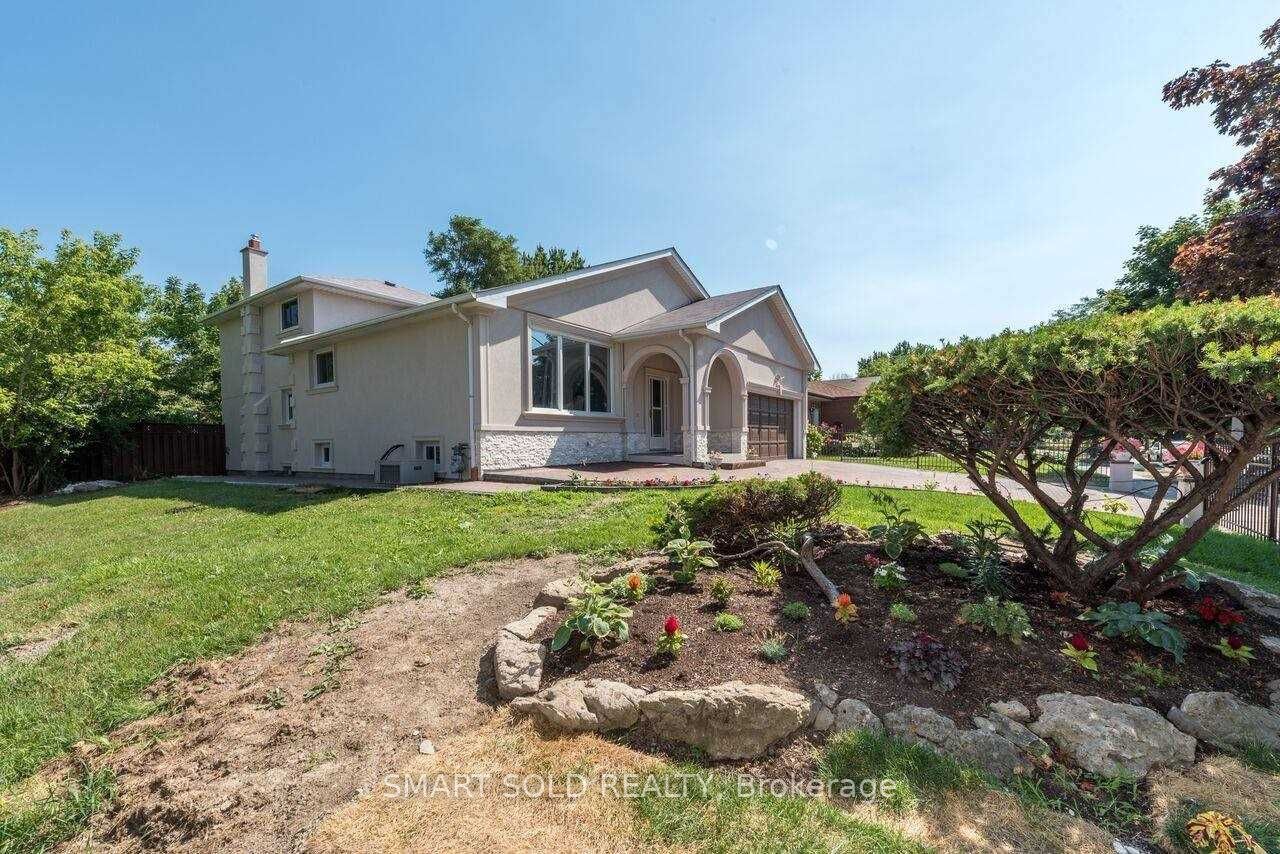 1116 Pomona Court Main, Mississauga, ON L5C 1N2