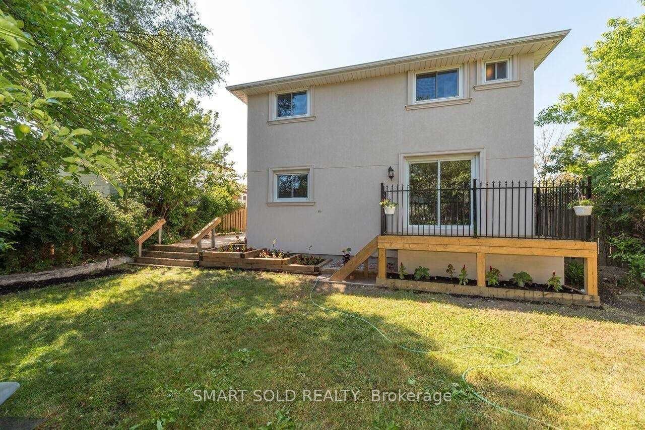 1116 Pomona Court Main, Mississauga, ON L5C 1N2 photo 3