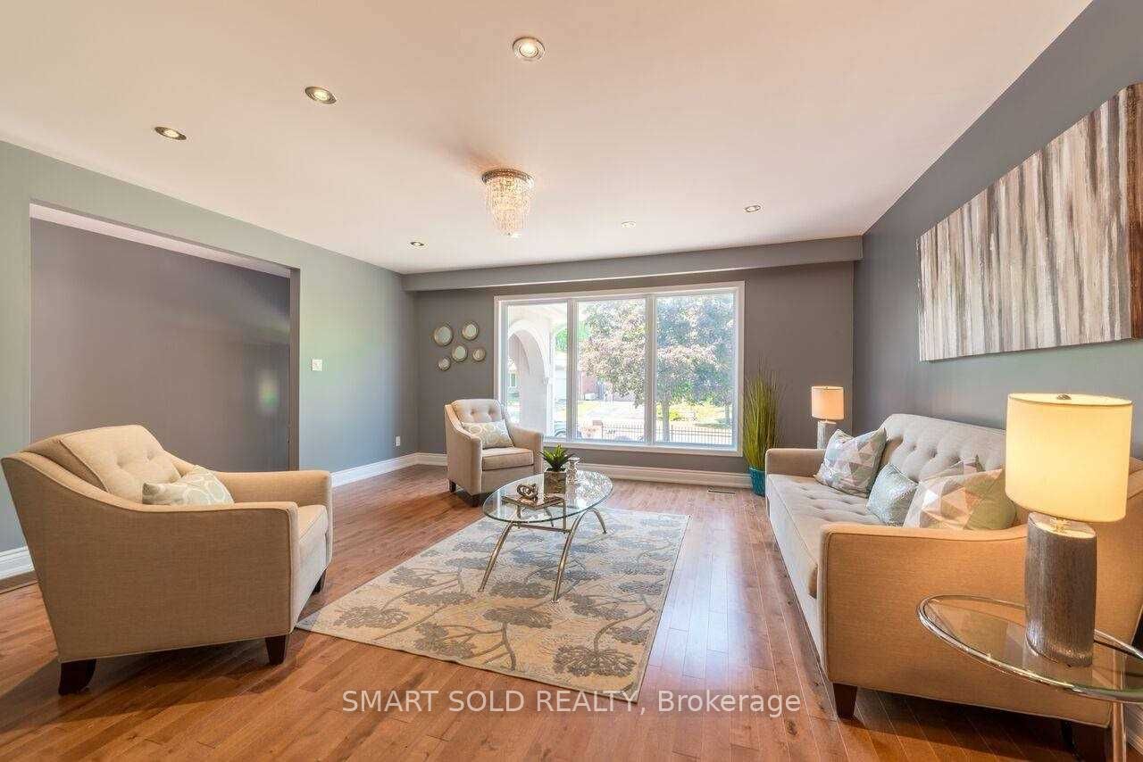 1116 Pomona Court Main, Mississauga, ON L5C 1N2 photo 5