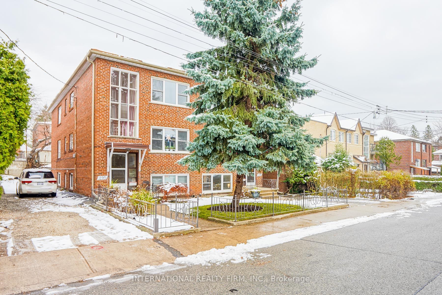 293 Indian Grove W 3, Toronto, ON M6P 2H6 photo 3