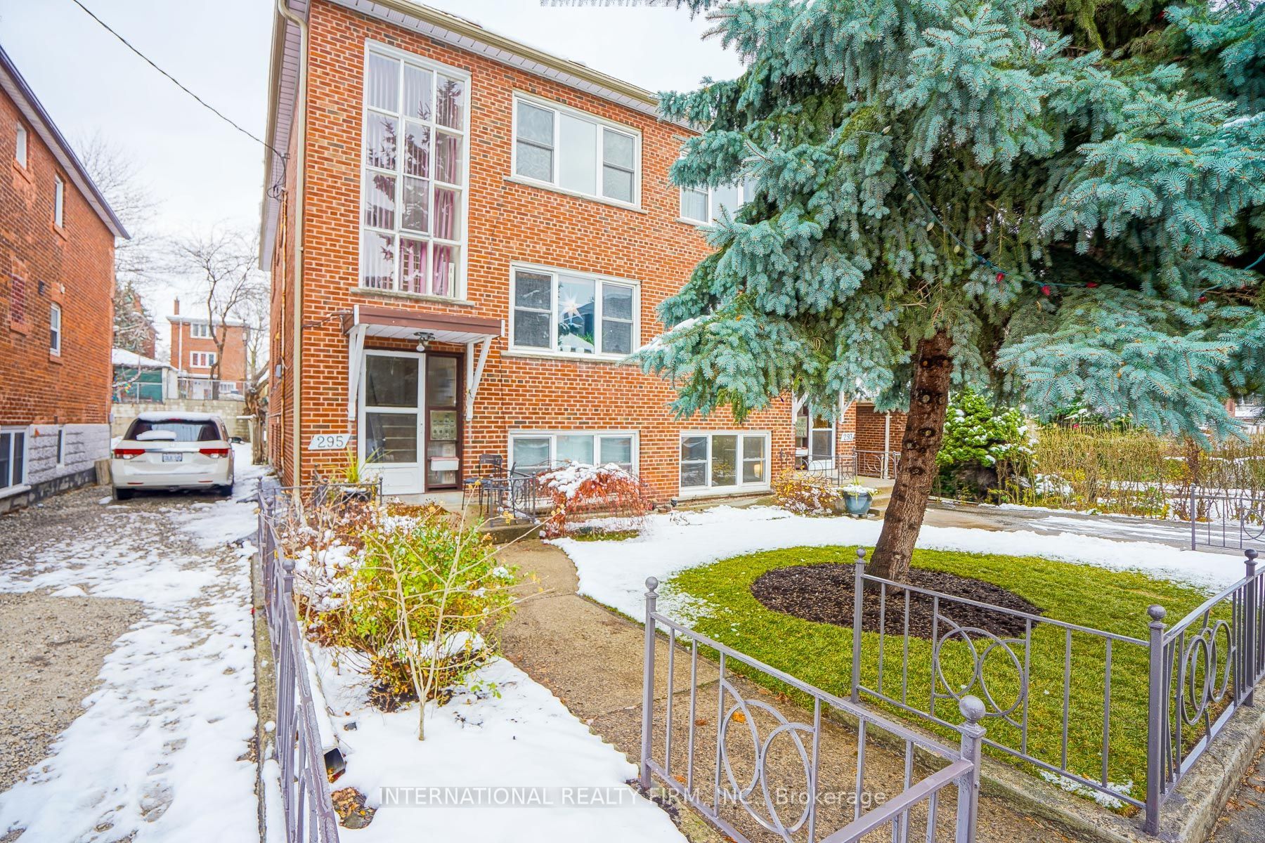 293 Indian Grove W 3, Toronto, ON M6P 2H6 photo 4