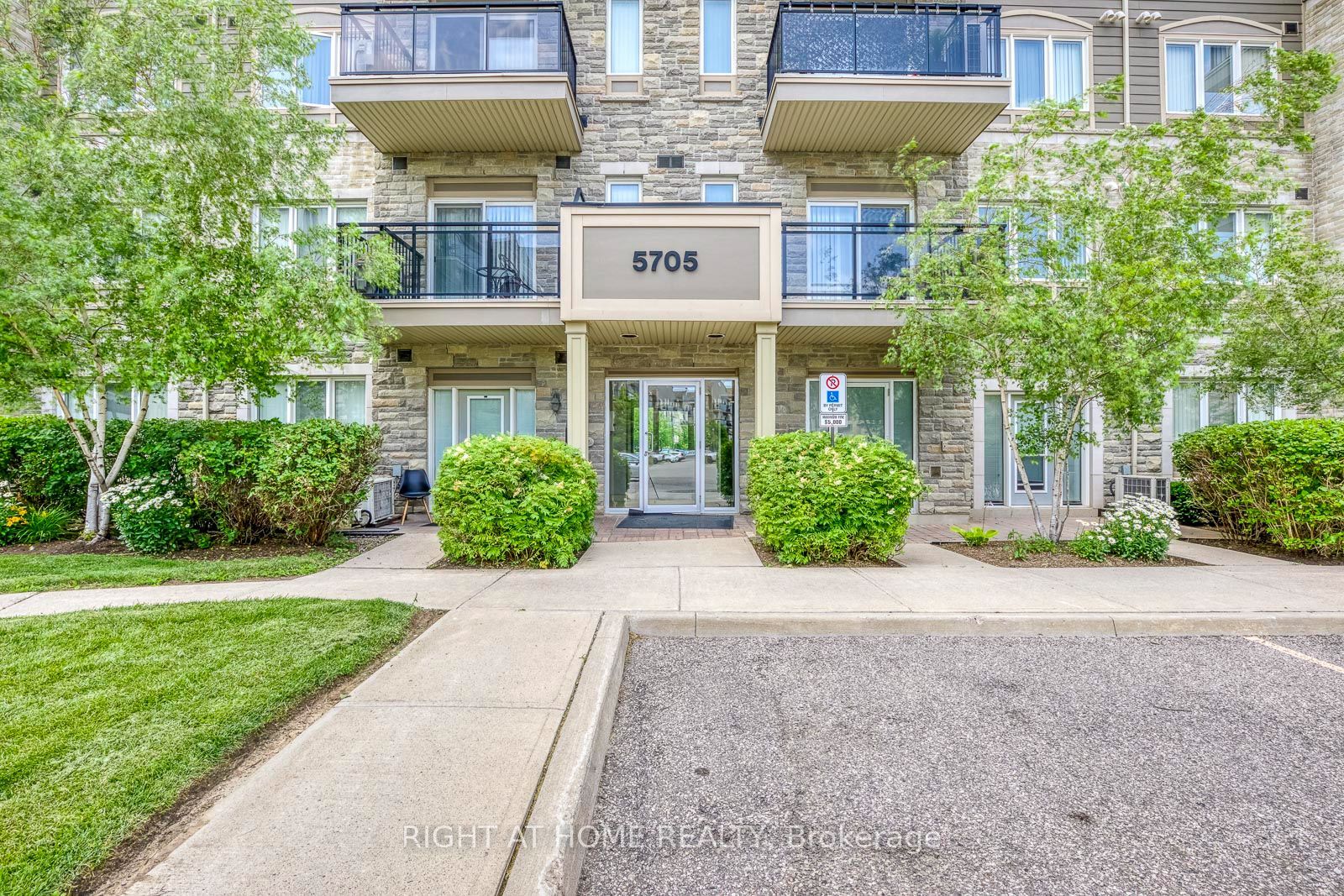 5705 Long Valley Road 411, Mississauga, ON L5M 0M3 photo 3