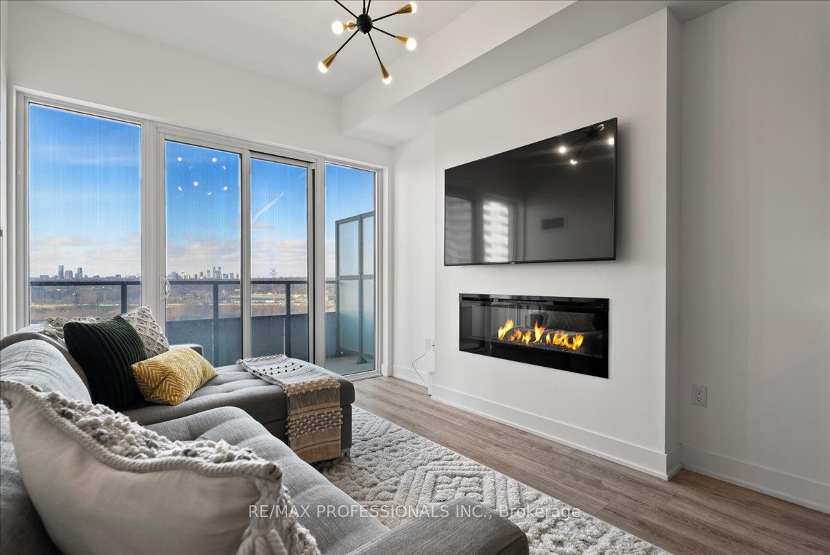 30 Shore Breeze Drive 1422, Toronto, ON M8V 0J1