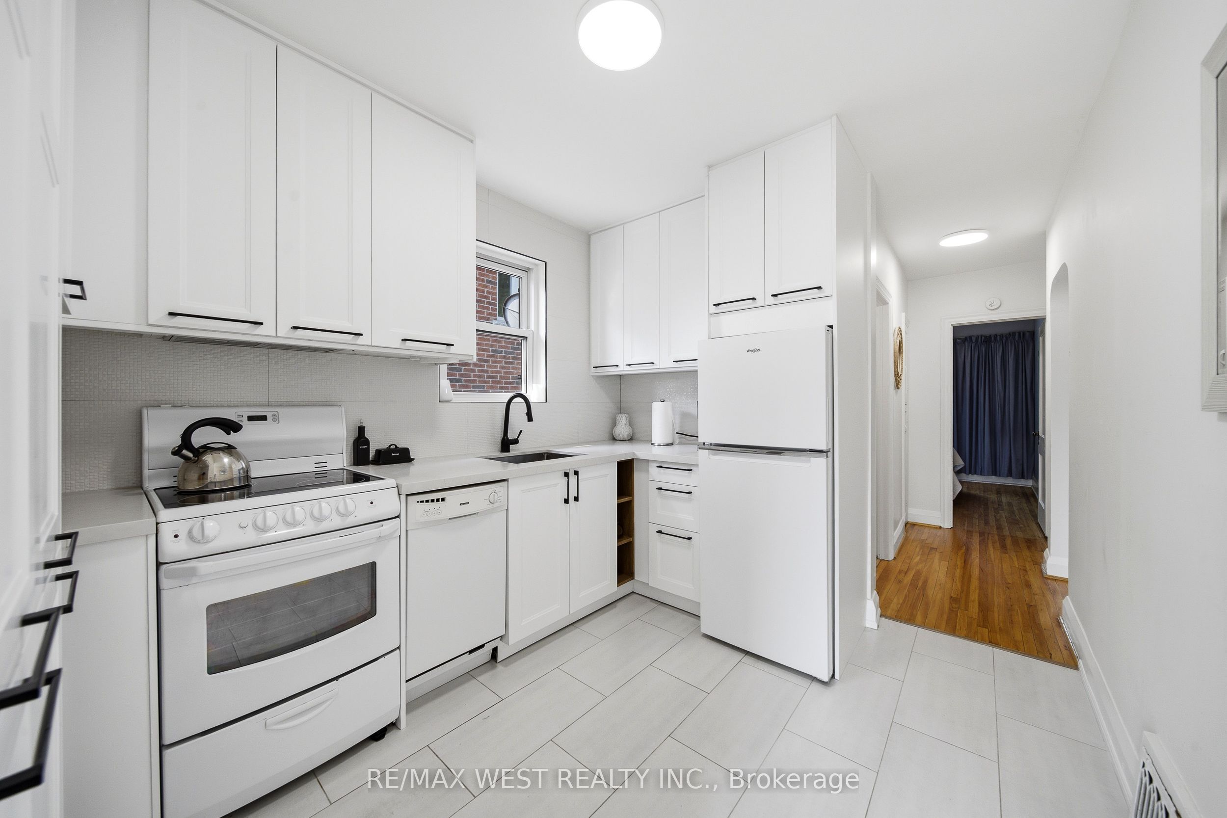 28 Aldgate Avenue, Toronto, ON M8Y 3L6 photo 2