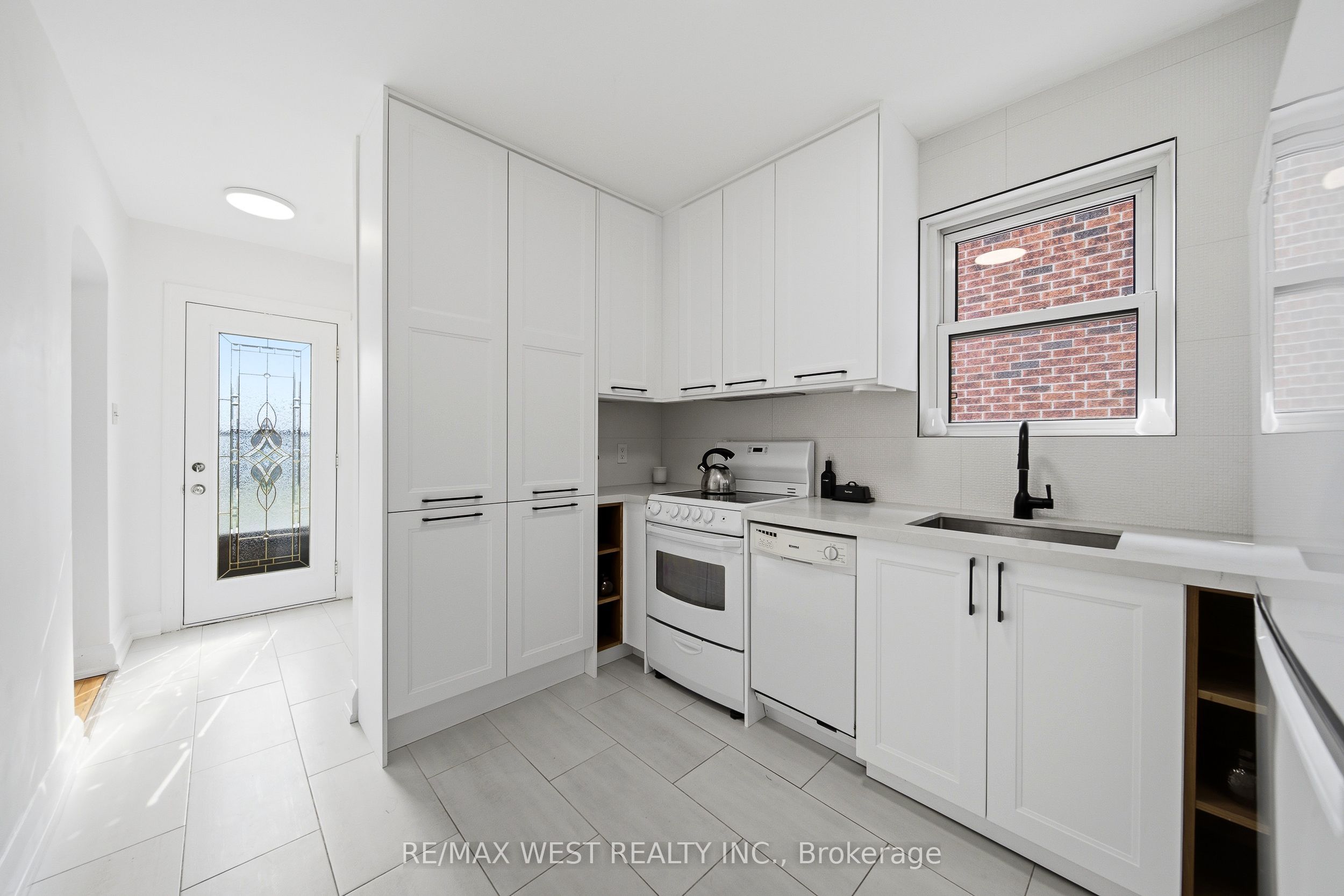 28 Aldgate Avenue, Toronto, ON M8Y 3L6 photo 3