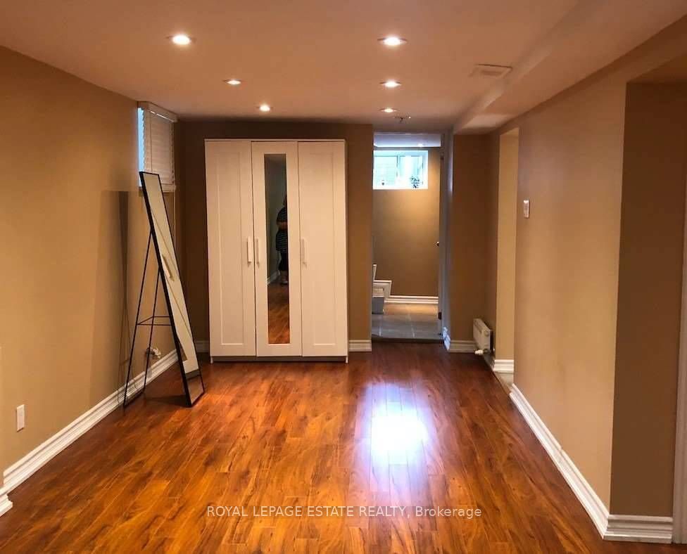 120 Grenadier Road Lower, Toronto, ON M6R 1R4 photo 2
