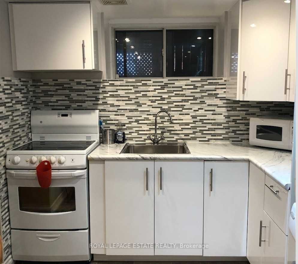 120 Grenadier Road Lower, Toronto, ON M6R 1R4 photo 4