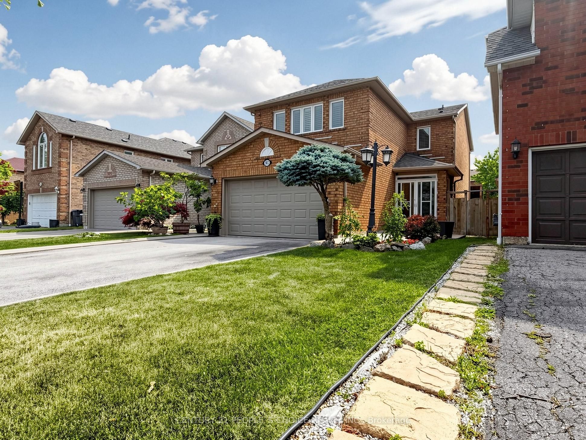 5812 Sidmouth Street, Mississauga, ON L5V 2K3 photo 2