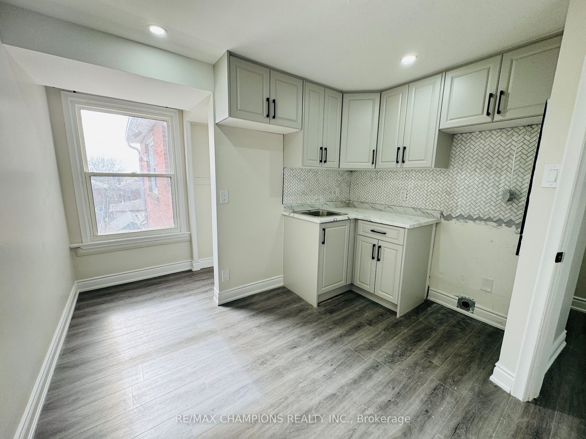 196 Caledonia Road 2nd Flr, Toronto, ON M6E 4S7 photo 2