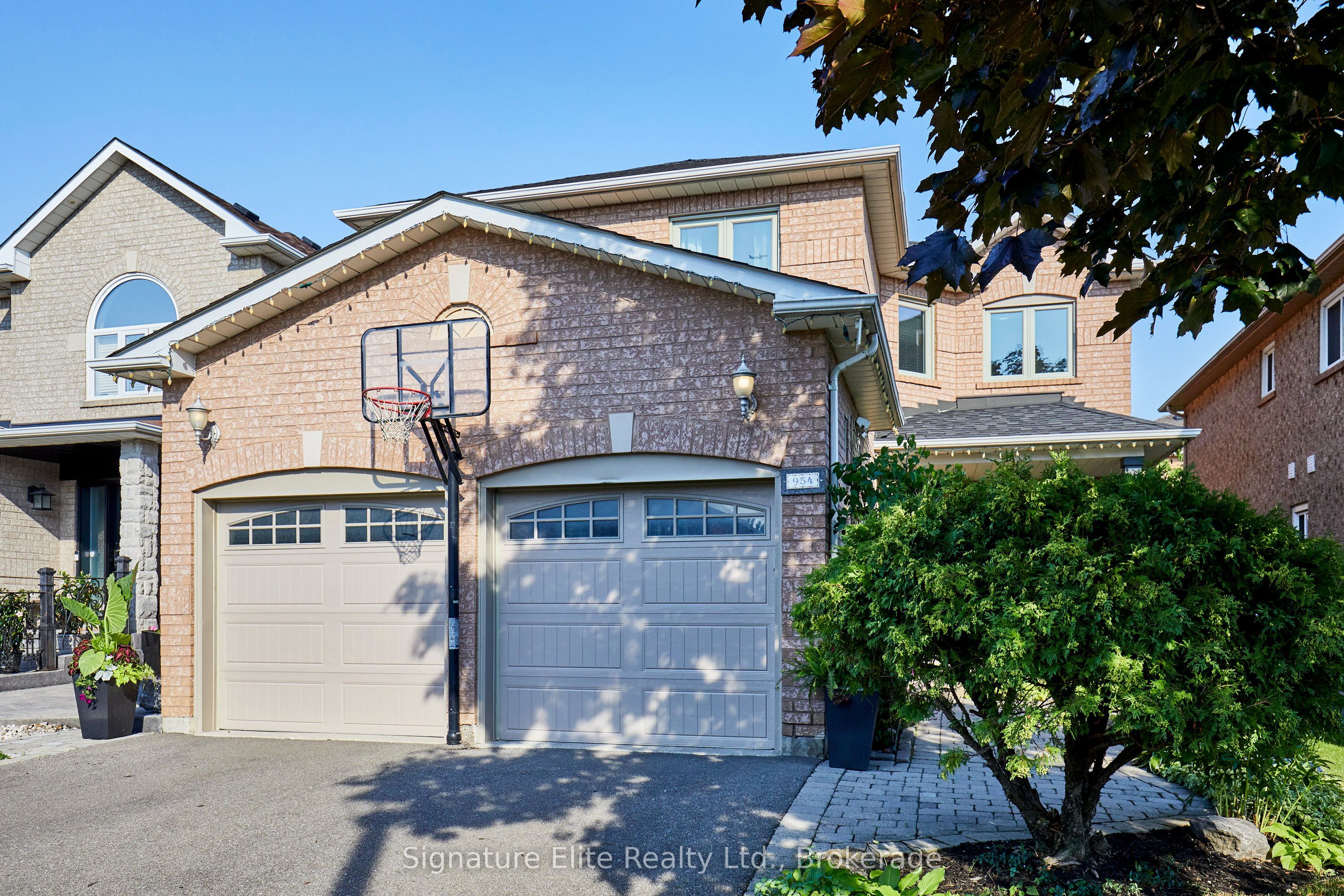 954 Mantle Crescent, Mississauga, ON L5V 2G4