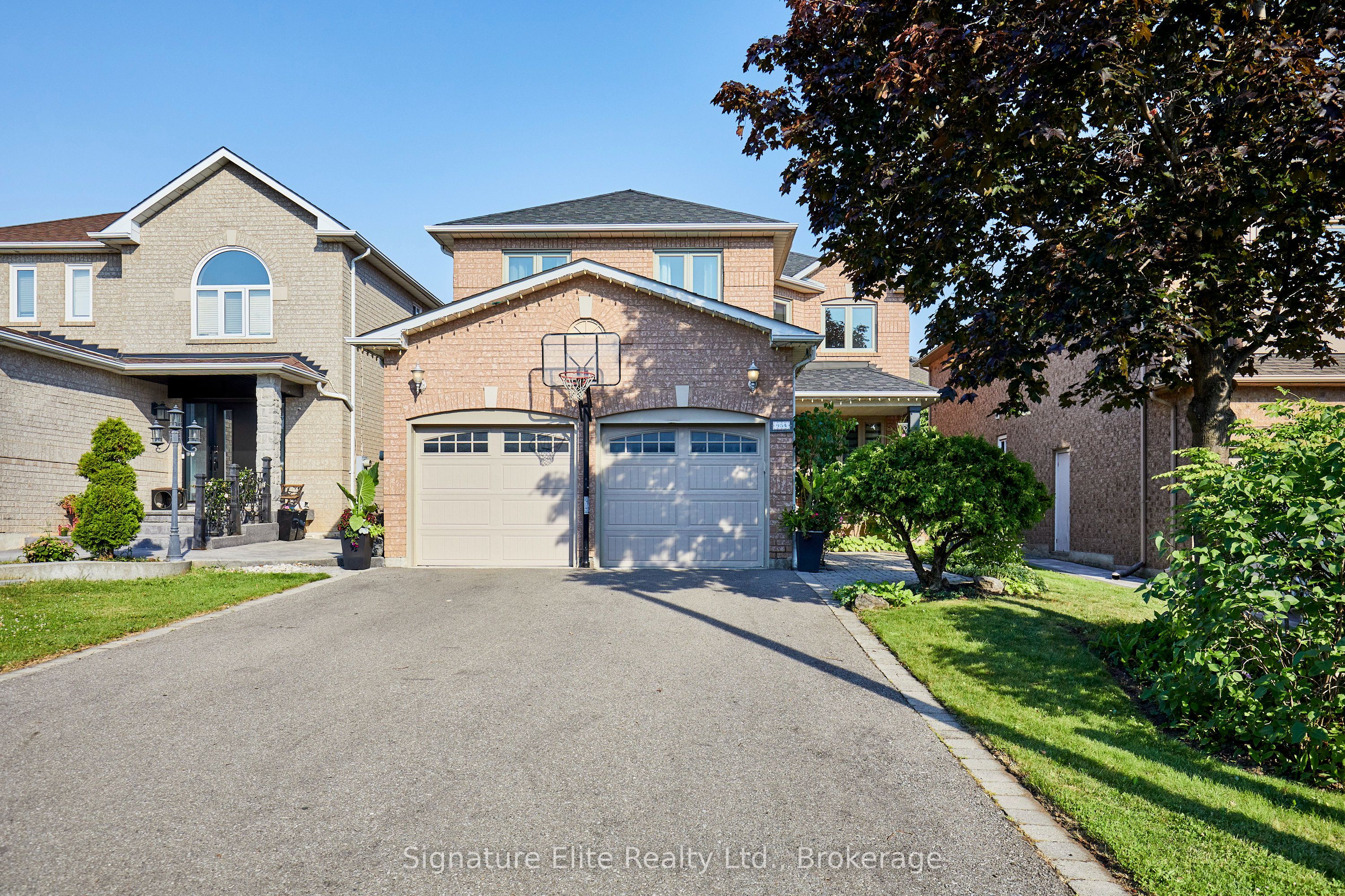 954 Mantle Crescent, Mississauga, ON L5V 2G4 photo 4