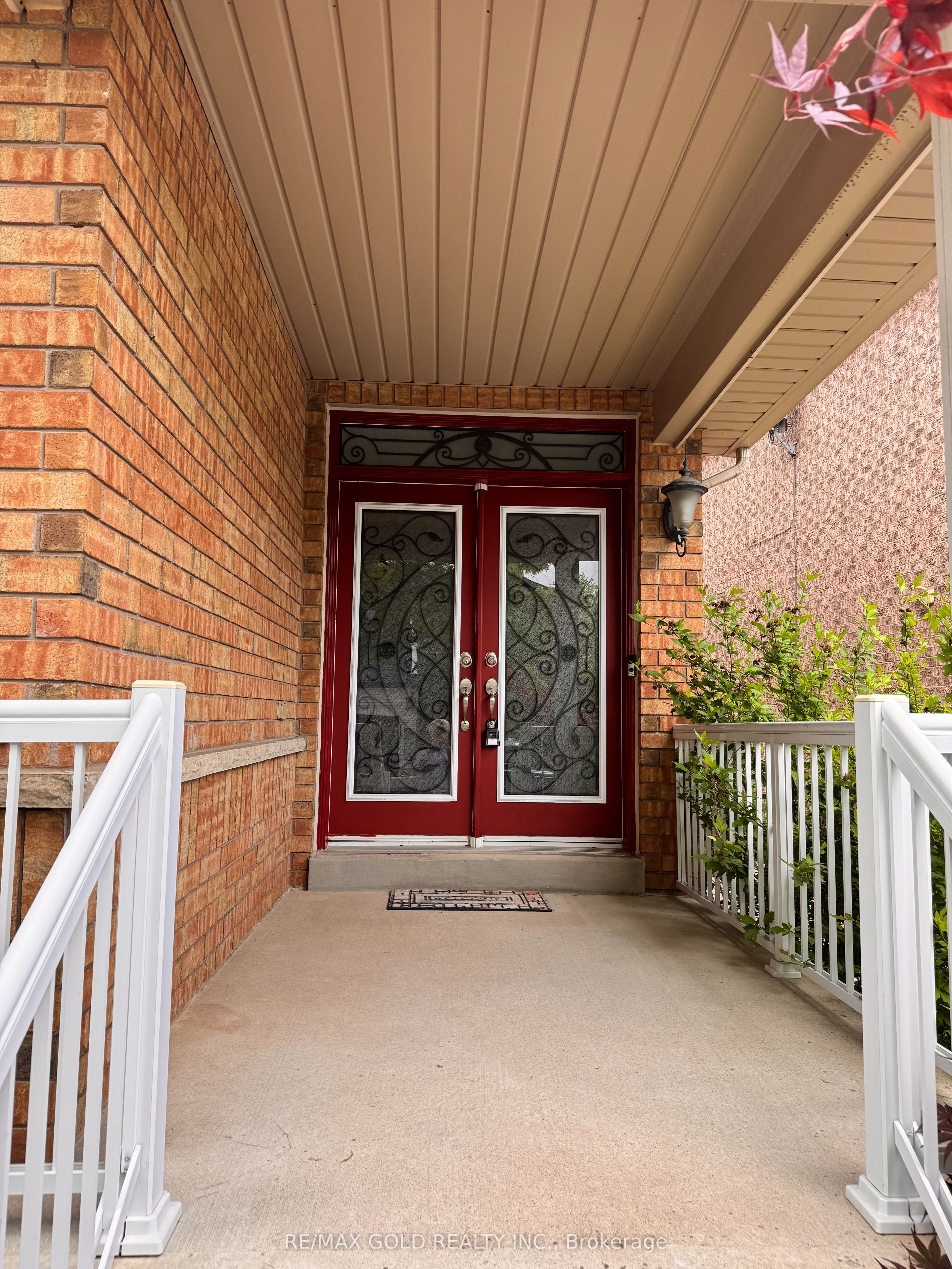 6 Nina Place, Brampton, ON L7A 2E4 photo 2