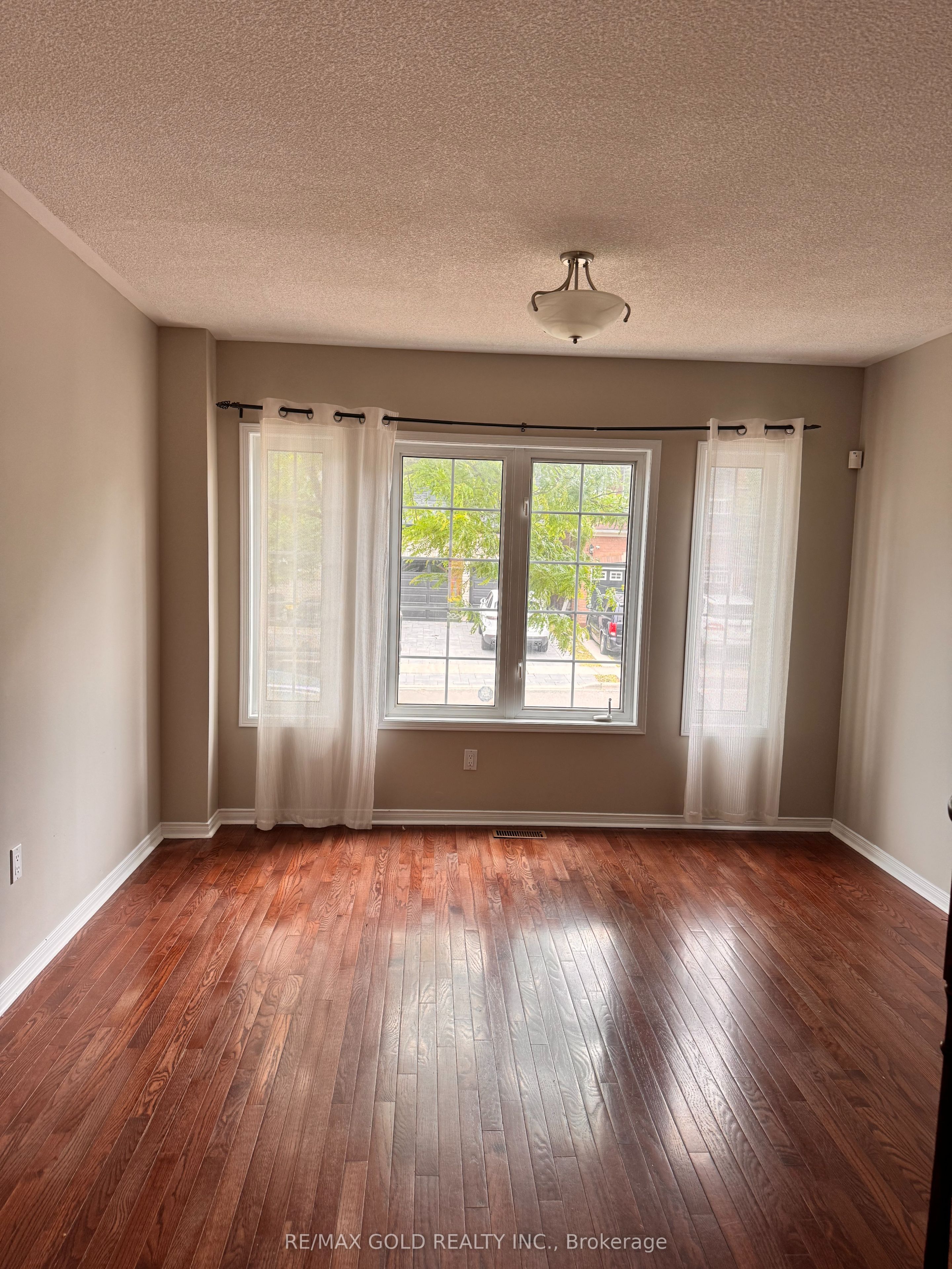 6 Nina Place, Brampton, ON L7A 2E4 photo 3