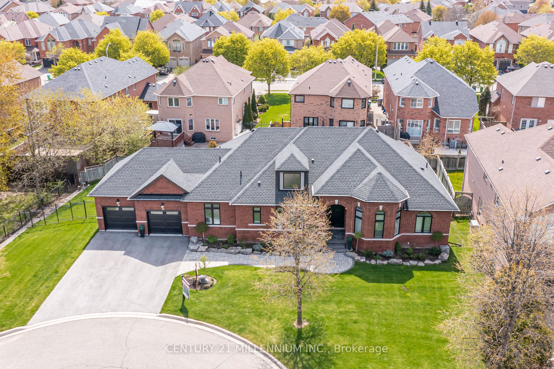 15 Bimmer Place, Brampton, ON L7A 1J4 photo 2