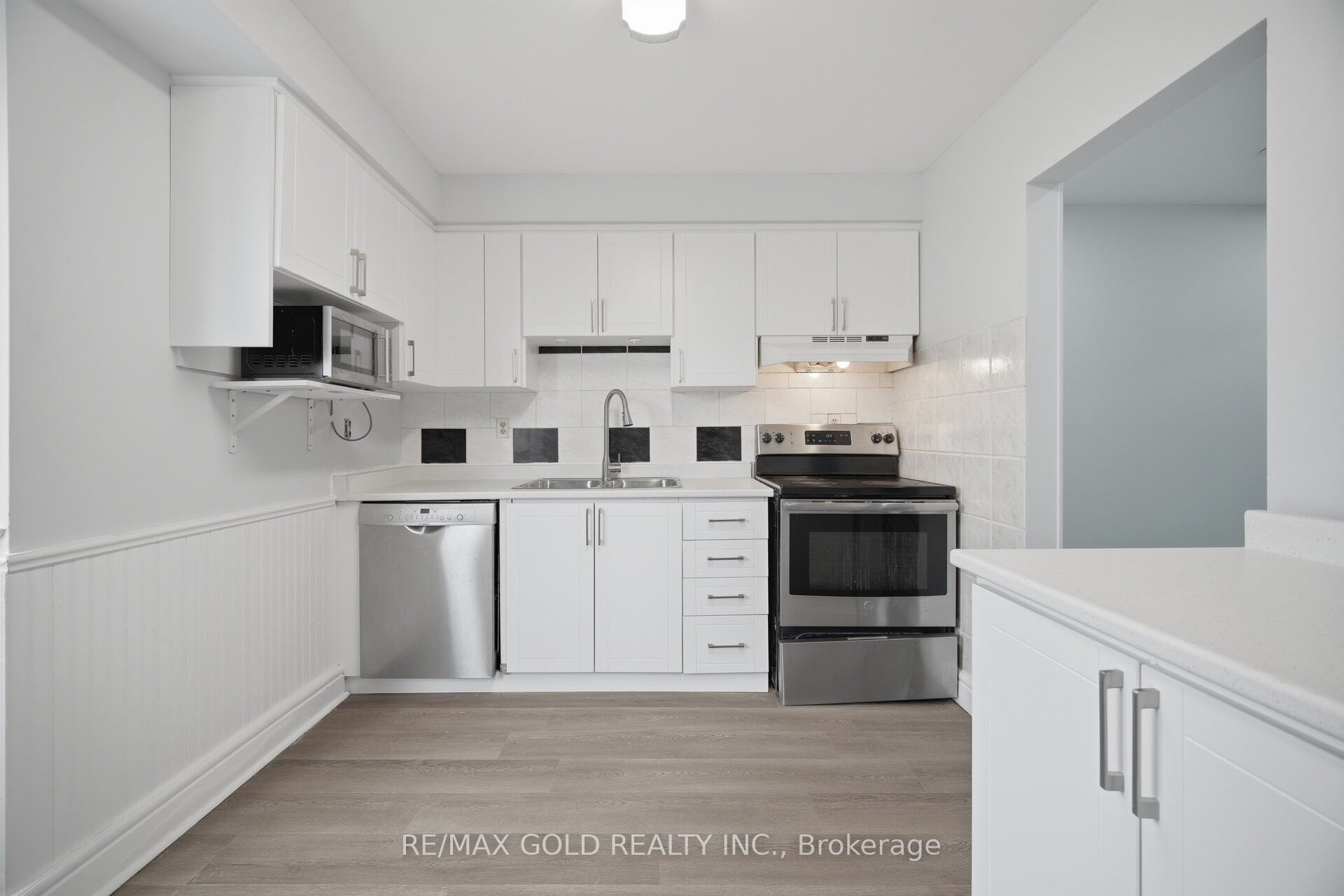 16 Crawford Drive, Brampton, ON L6V 2C7 photo 2