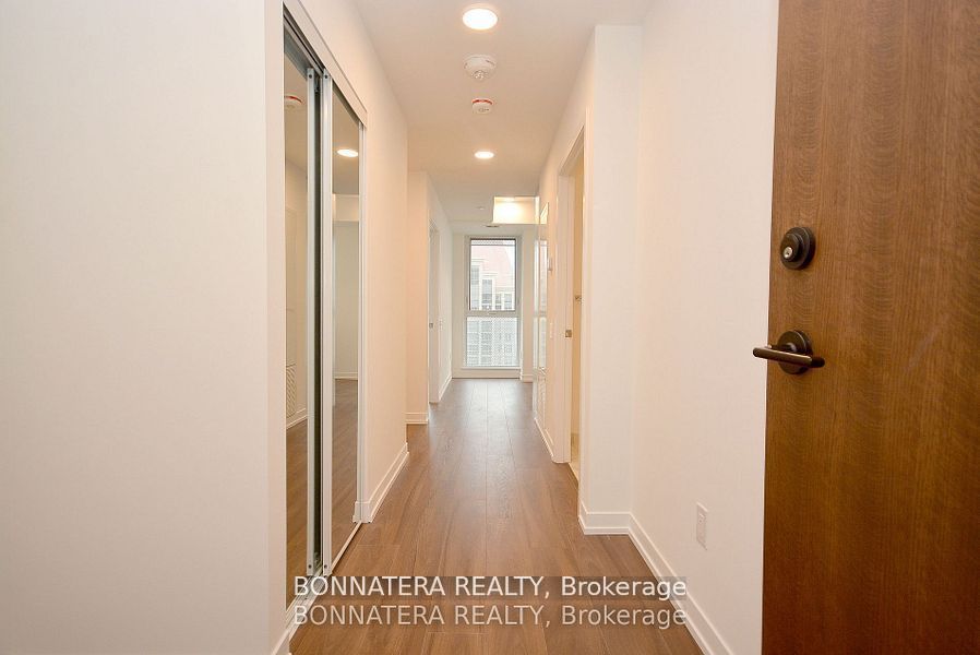 4065 Confederation Parkway 1608, Mississauga, ON L5B 0L4 photo 3