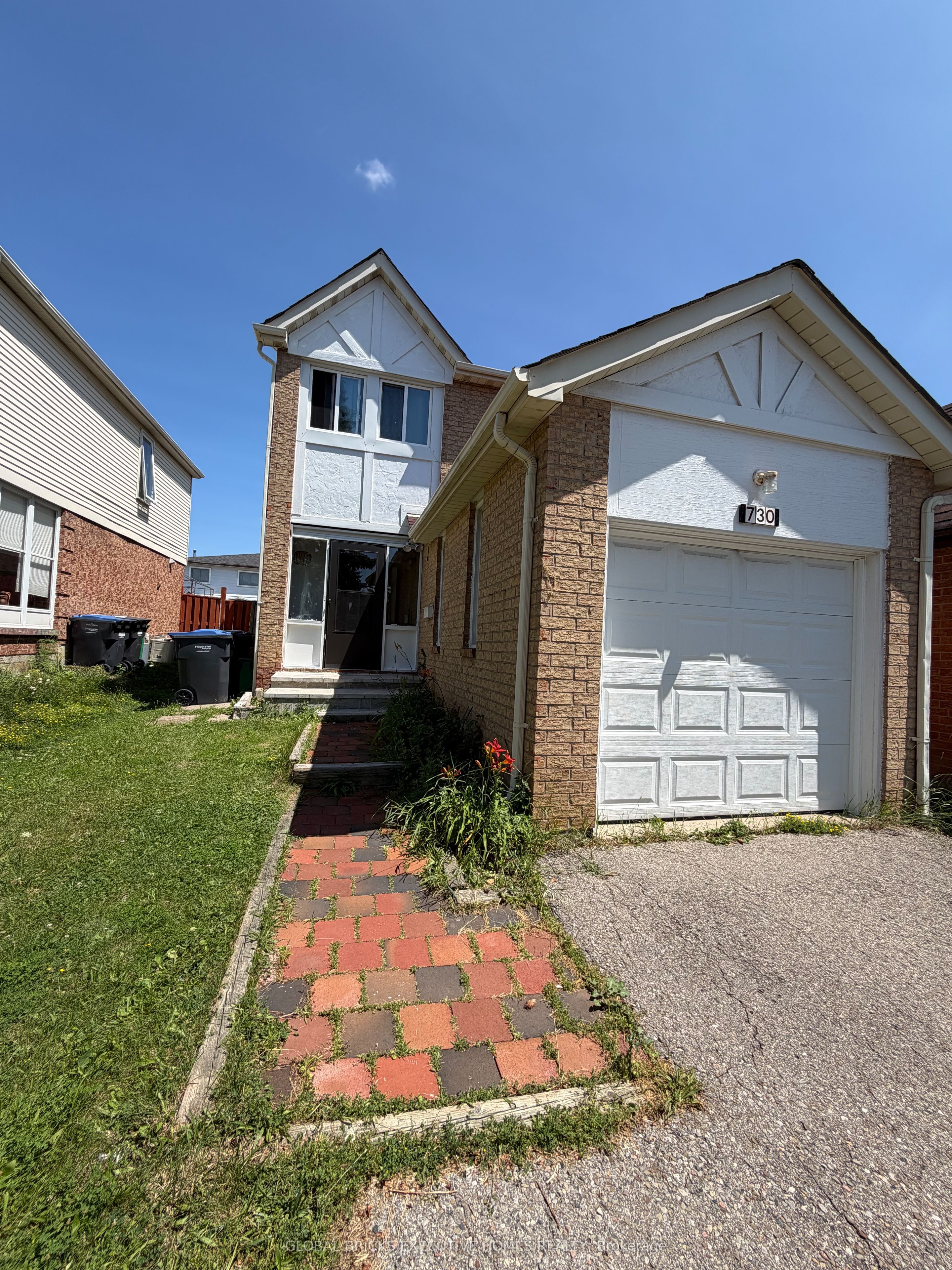 730 Queensbridge Drive, Mississauga, ON L5C 3X2 photo 2