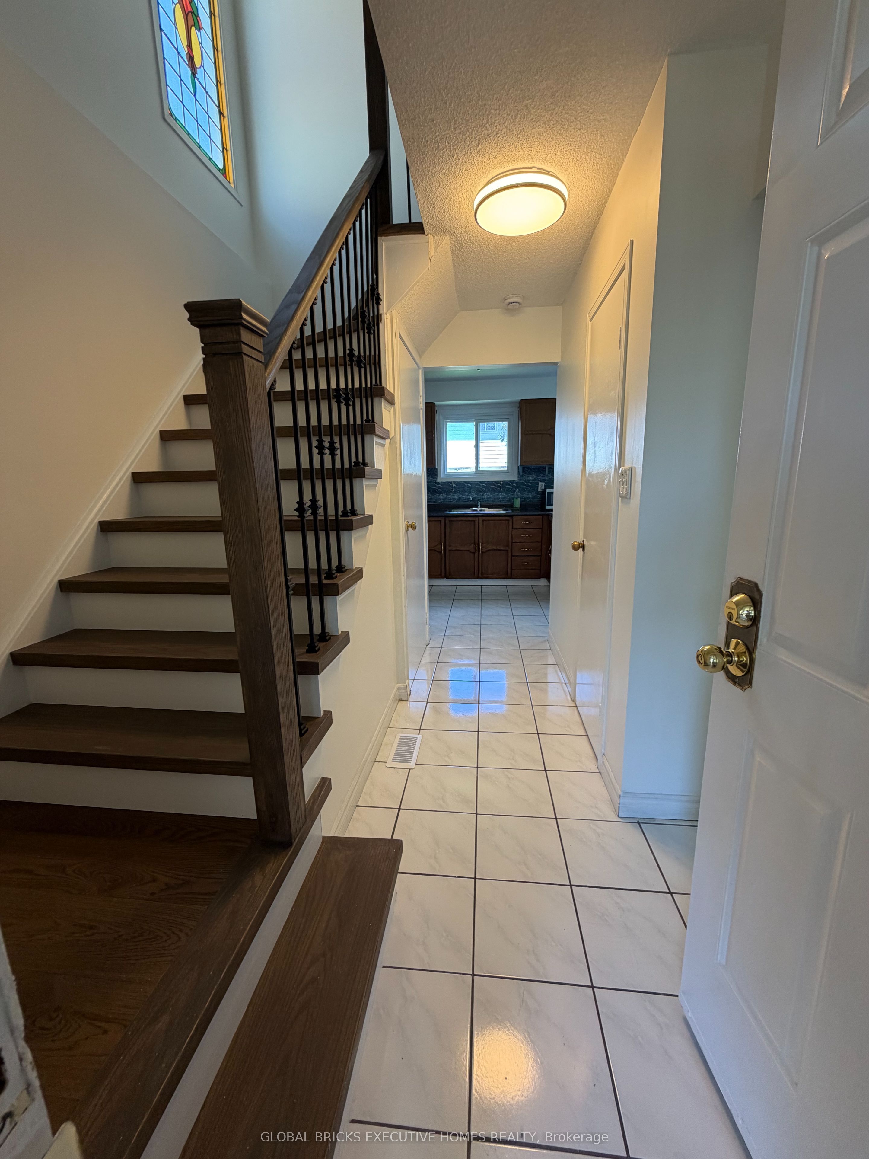 730 Queensbridge Drive, Mississauga, ON L5C 3X2 photo 3