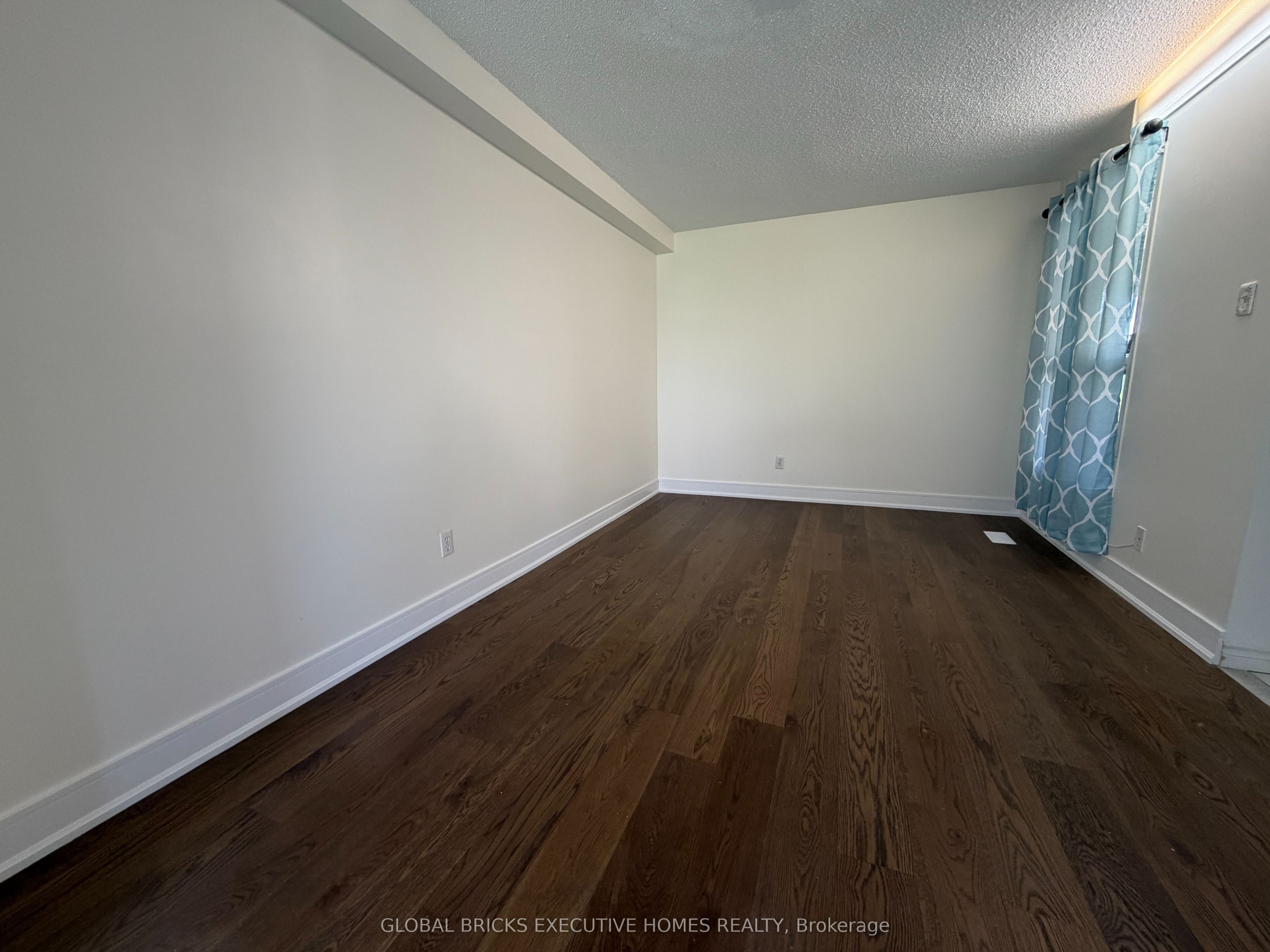 730 Queensbridge Drive, Mississauga, ON L5C 3X2 photo 5