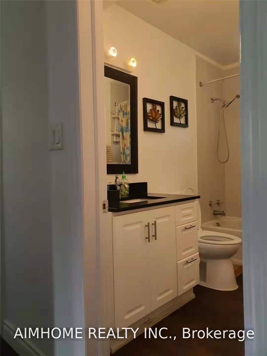 9 Maldaver Avenue Main, Mississauga, ON L5M 1W4 photo 5