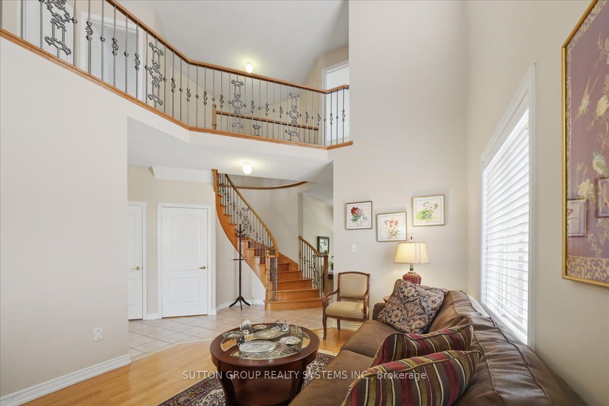 1382 Avon Drive, Mississauga, ON L5N 7Z3 photo 4