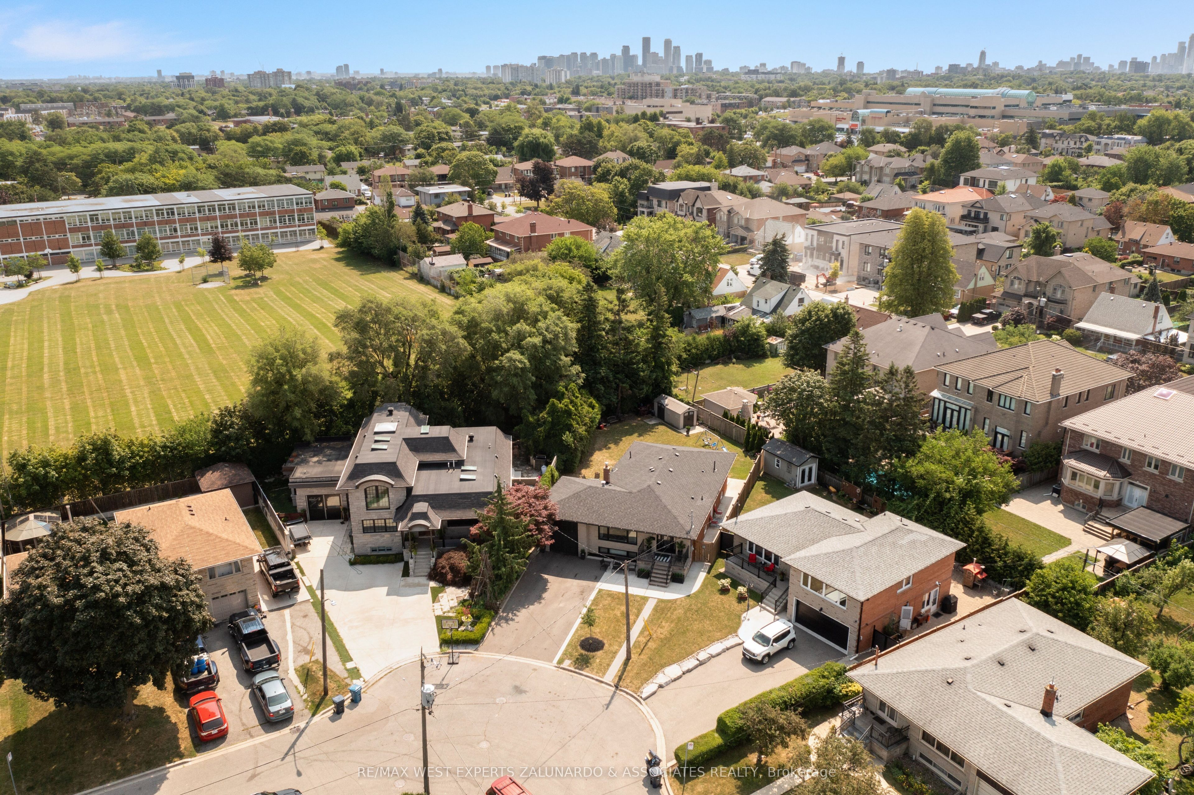 17 Krieger Crescent, Toronto, ON M6A 1K4 photo 2