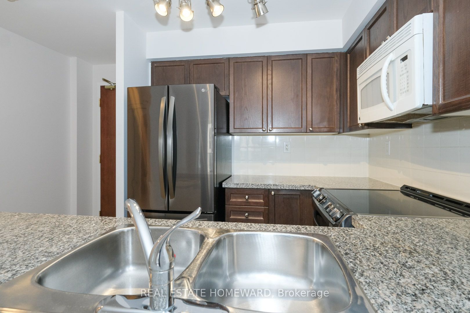 5 Michael Power Place 1805, Toronto, ON M9A 0A3 photo 5