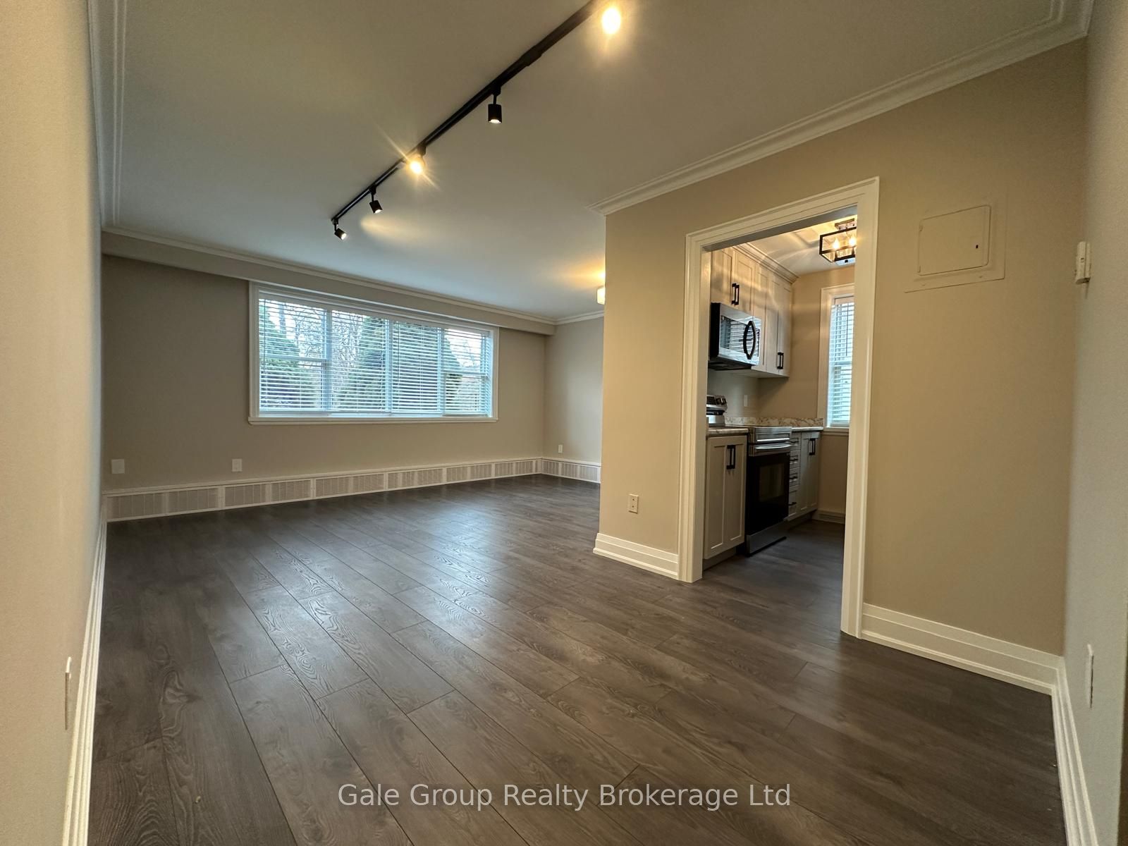 27 Paisley Boulevard Unit 2, Mississauga, ON L6A 1P3 photo 2