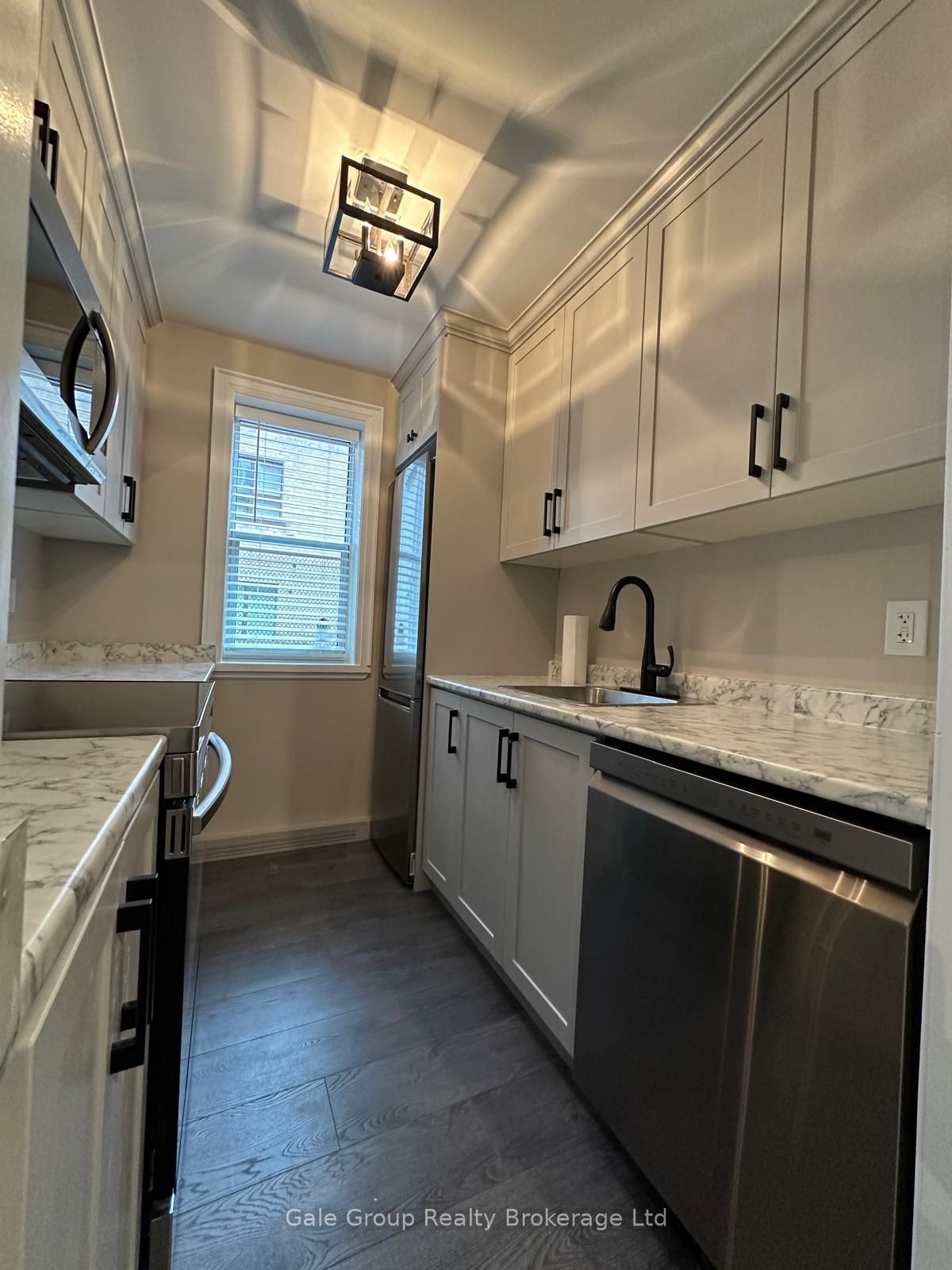 27 Paisley Boulevard Unit 2, Mississauga, ON L6A 1P3 photo 3
