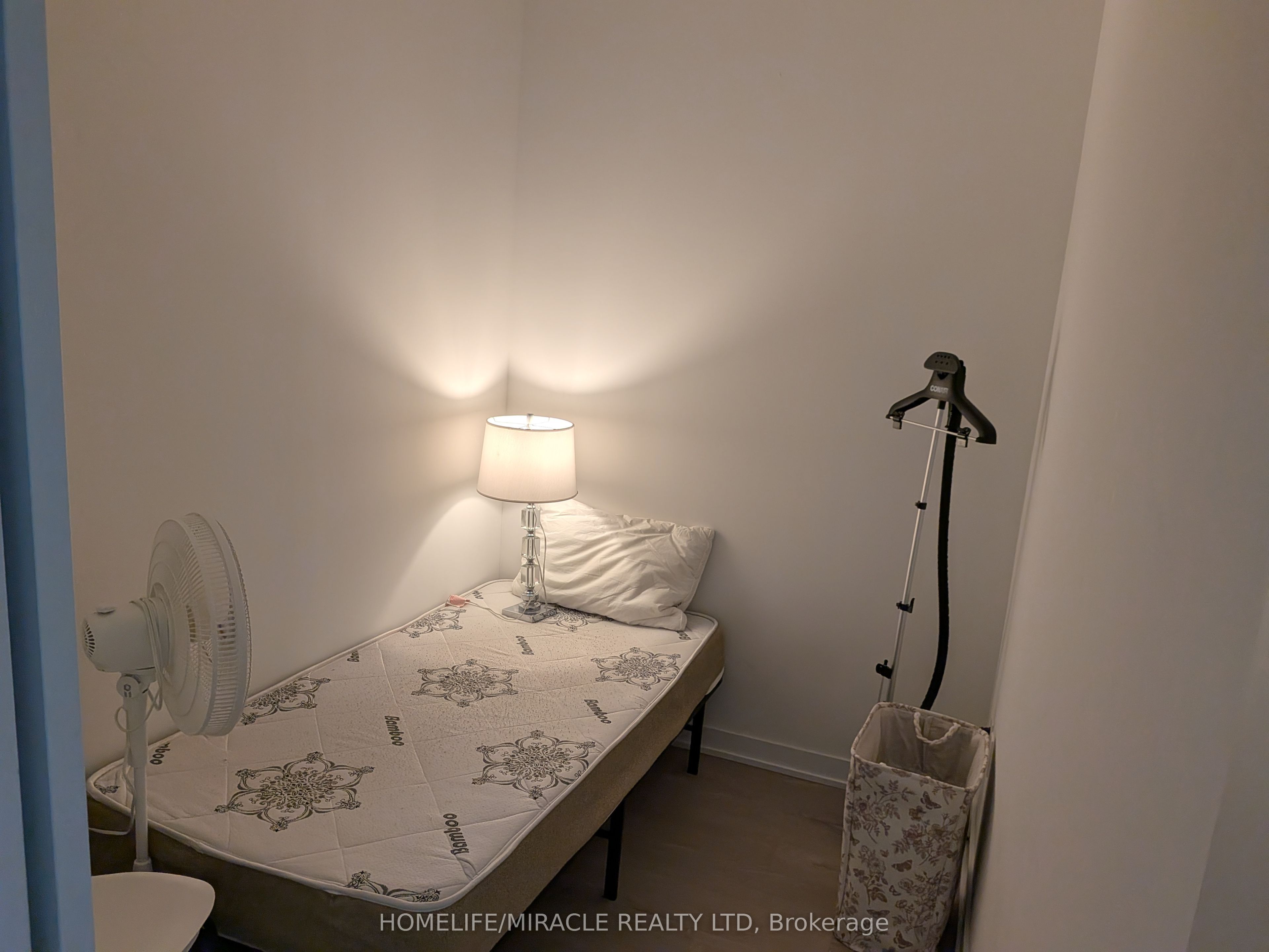 3900 Confederation Parkway 4205, Mississauga, ON L5B 0M3 photo 3