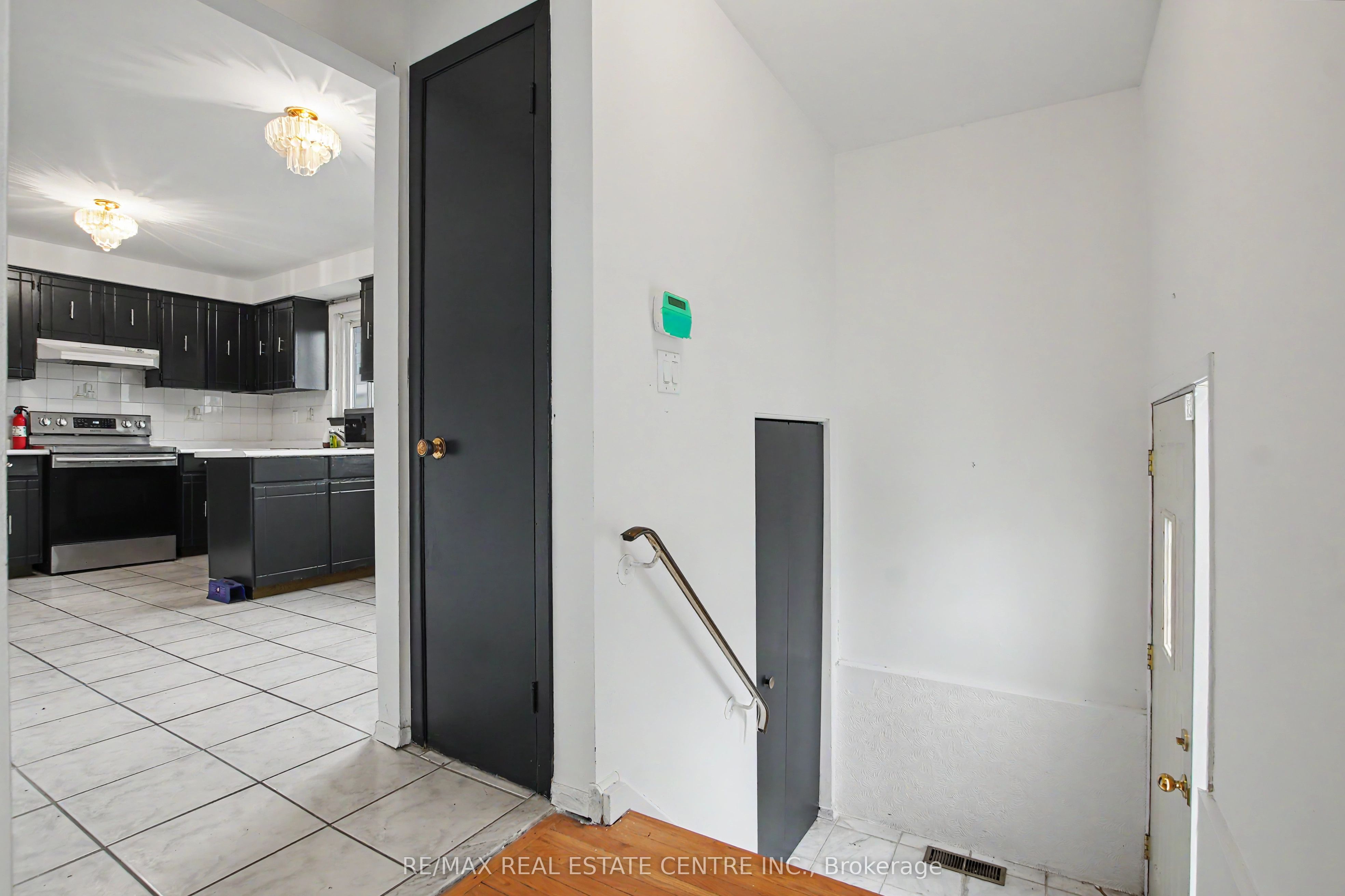 396 Pinemeadow Avenue, Mississauga, ON L5B 2J9 photo 4
