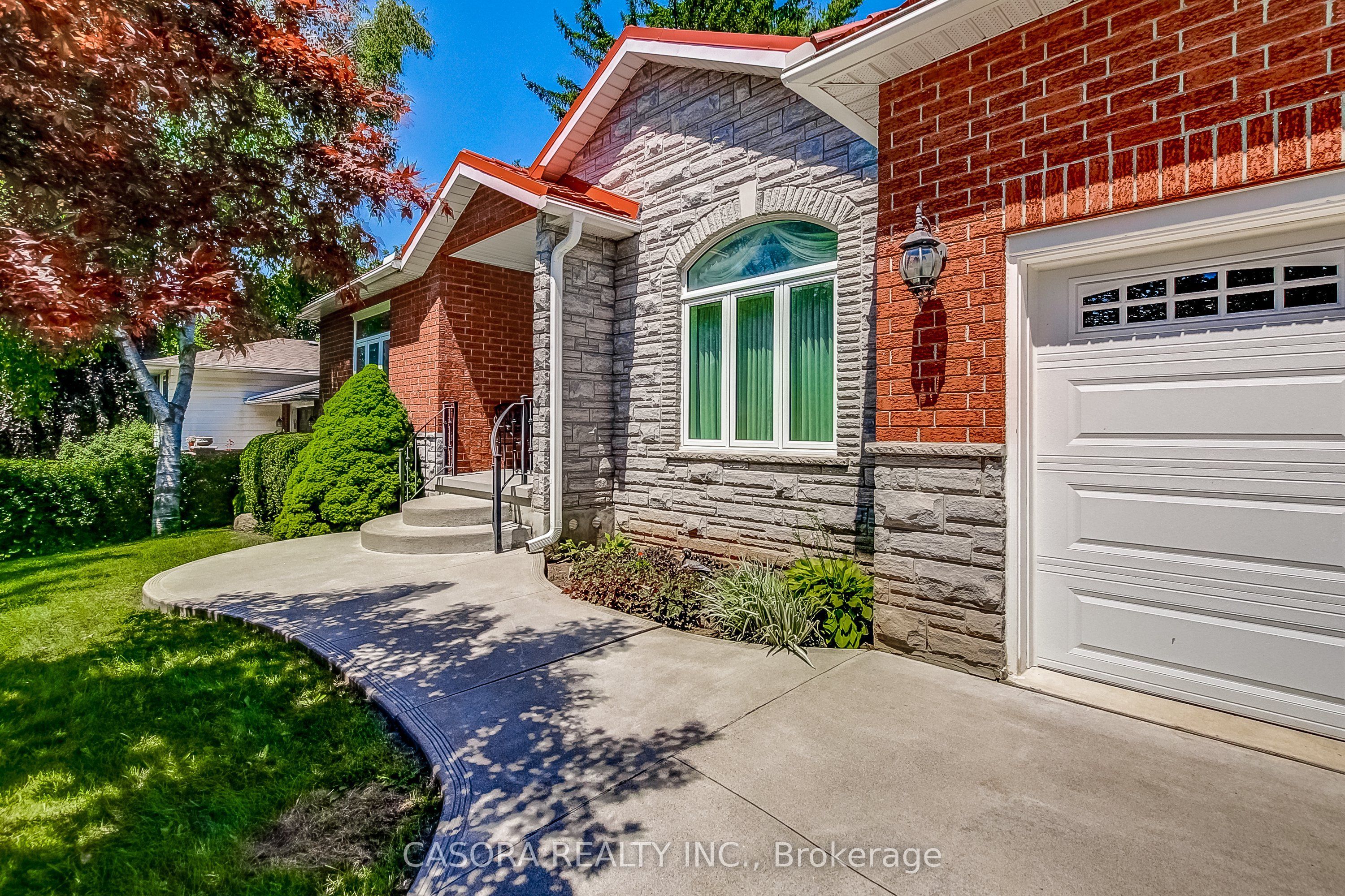 393 Henderson Road, Burlington, ON L7L 2P6 photo 2