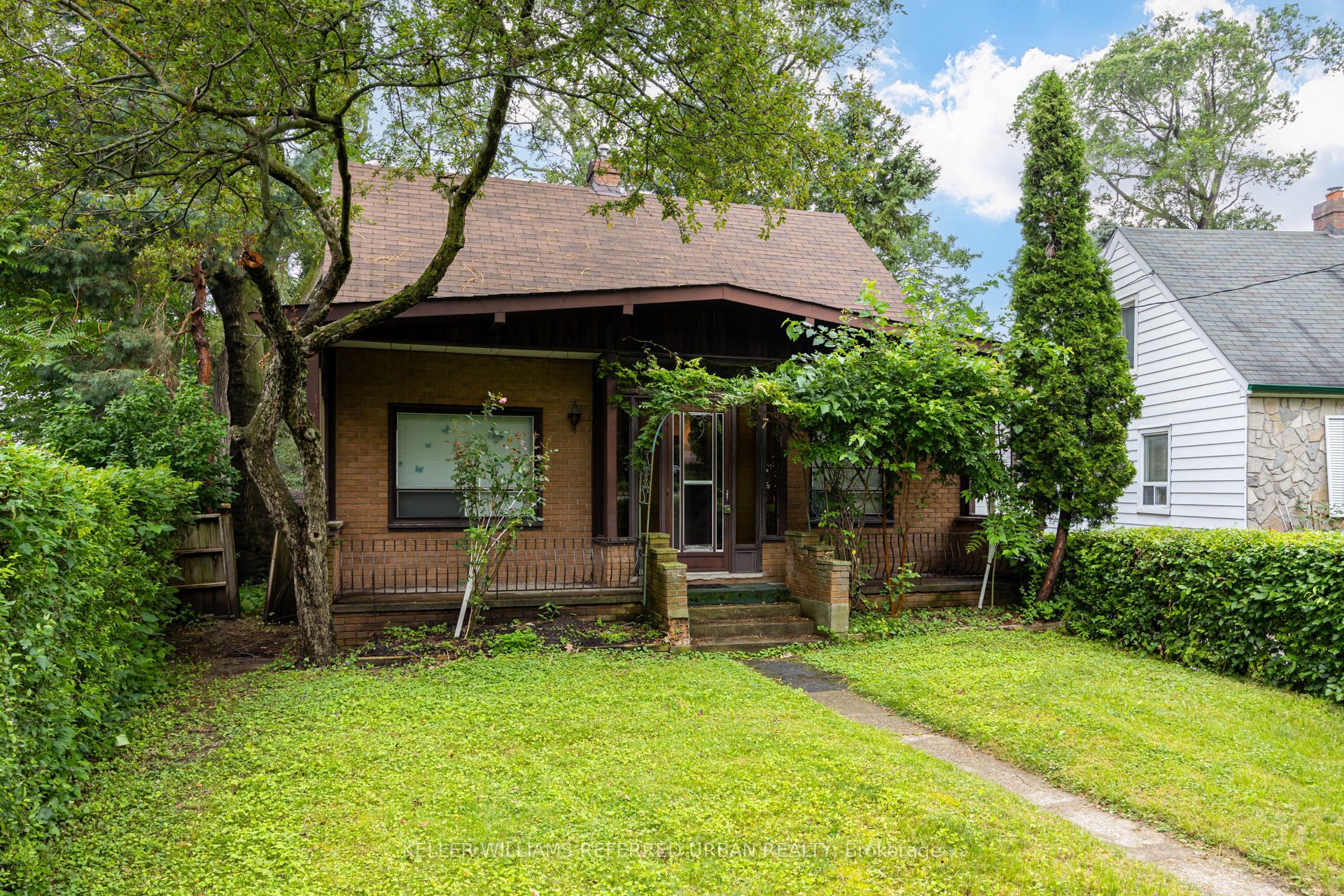 7 Saunders Crescent, Toronto, ON M8Y 2P7