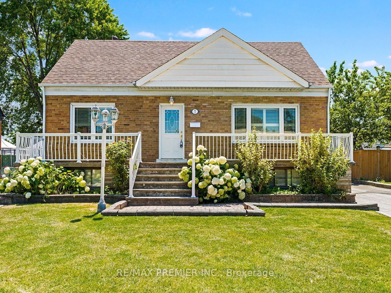 7 Mayall Avenue, Toronto, ON M3L 1E3 photo 2