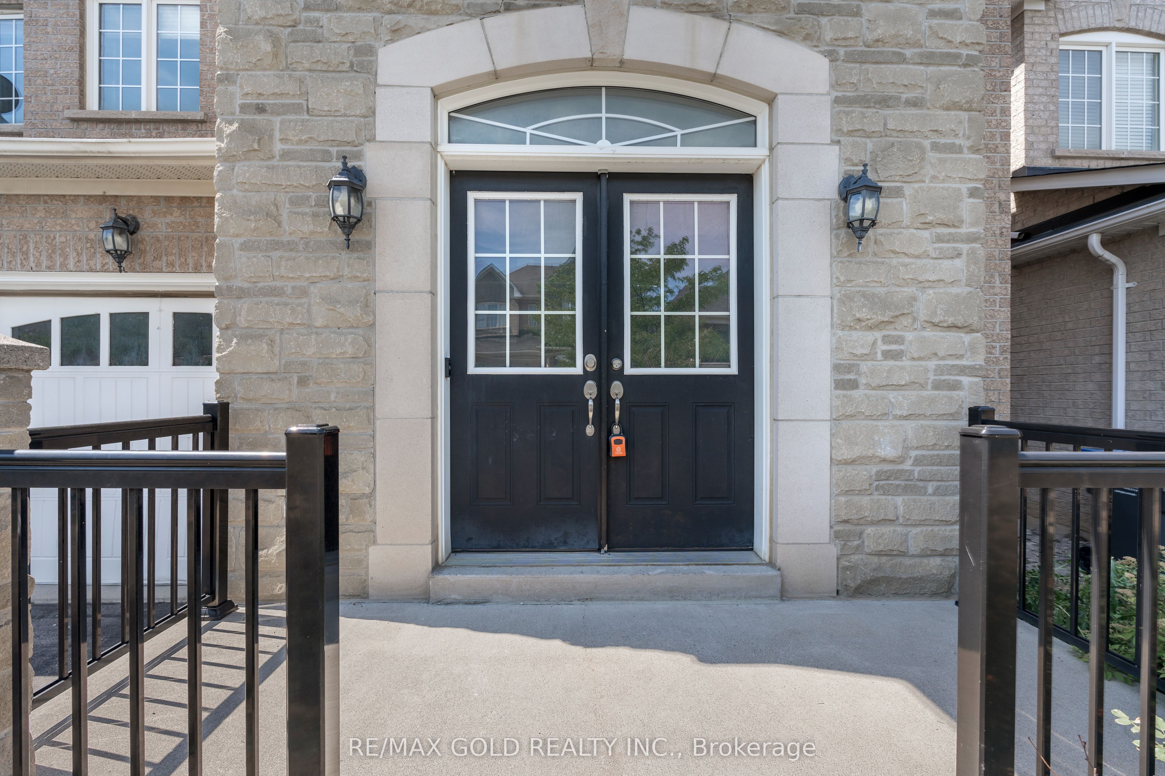 99 Watsonbrook Drive, Brampton, ON L6R 0R5 photo 2