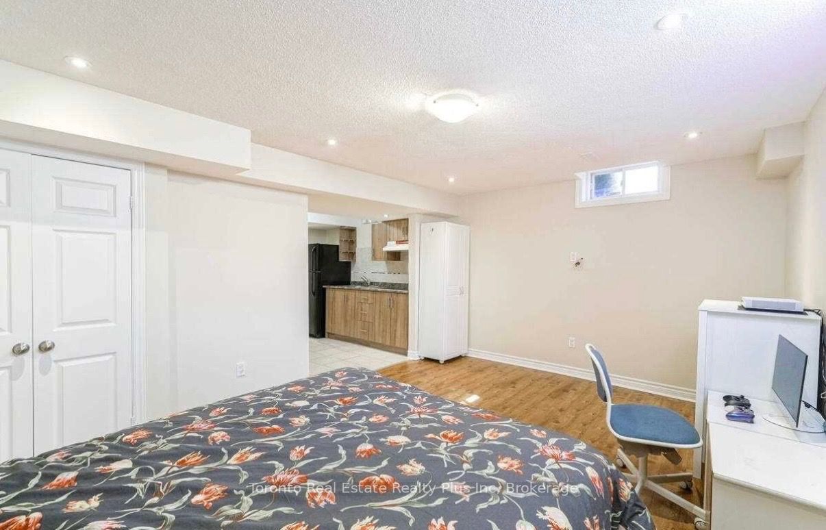 42 Crystalview Crescent #Lower, Brampton, ON L6P 2R7 photo 4
