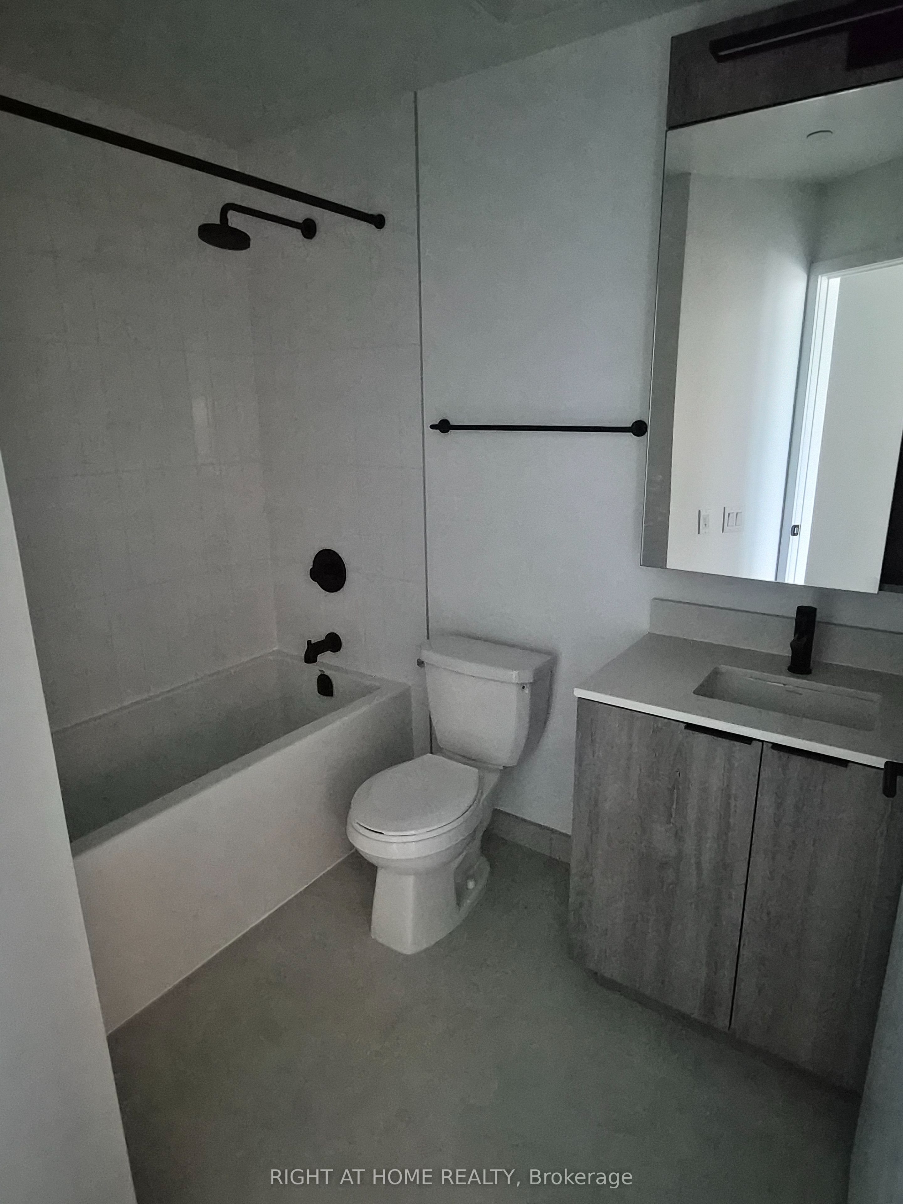 2495 Eglinton Avenue W 2101, Mississauga, ON L5M 2T2 photo 3