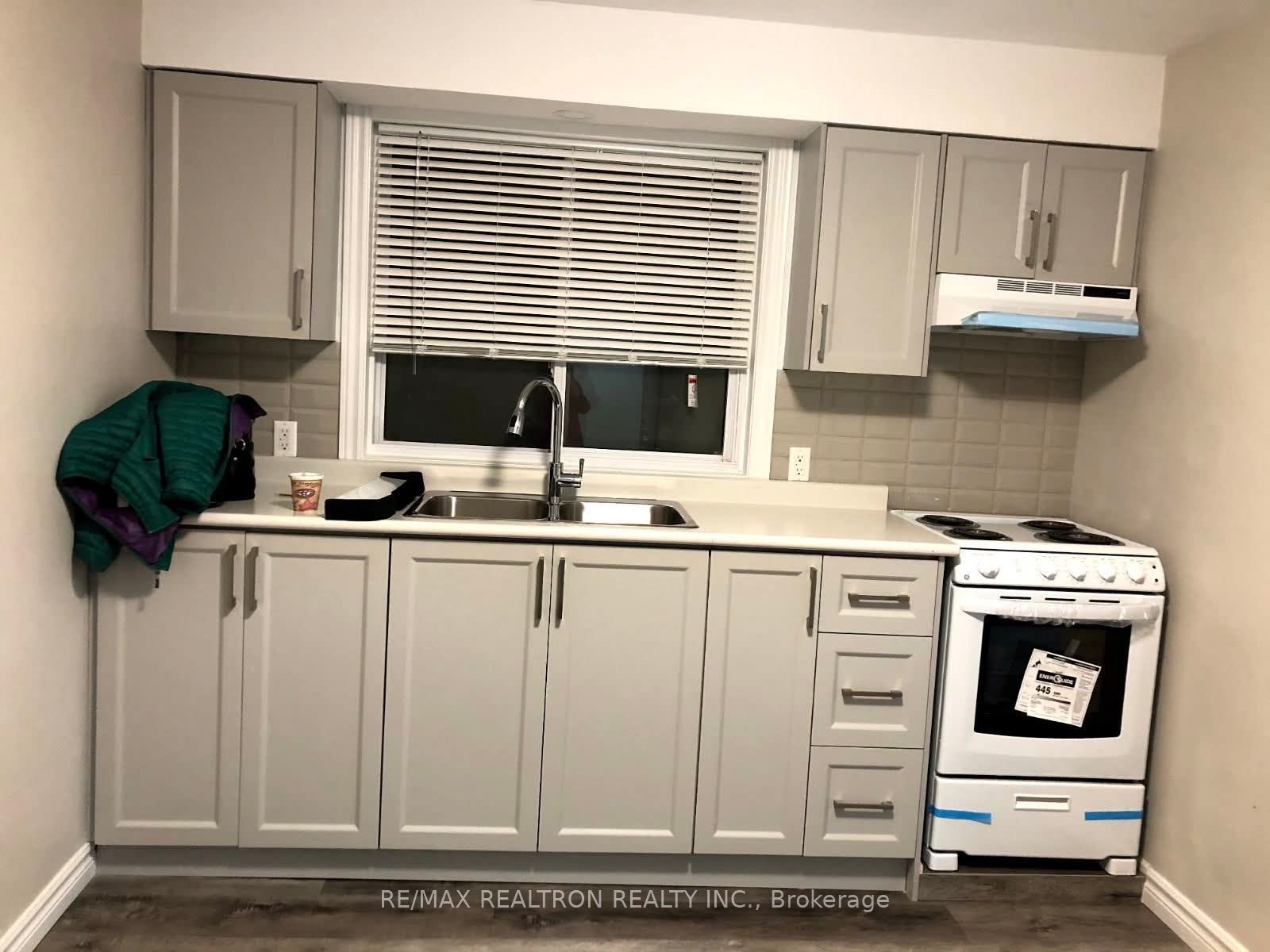 1576 Eglinton Avenue W 1, Toronto, ON M6E 2G8
