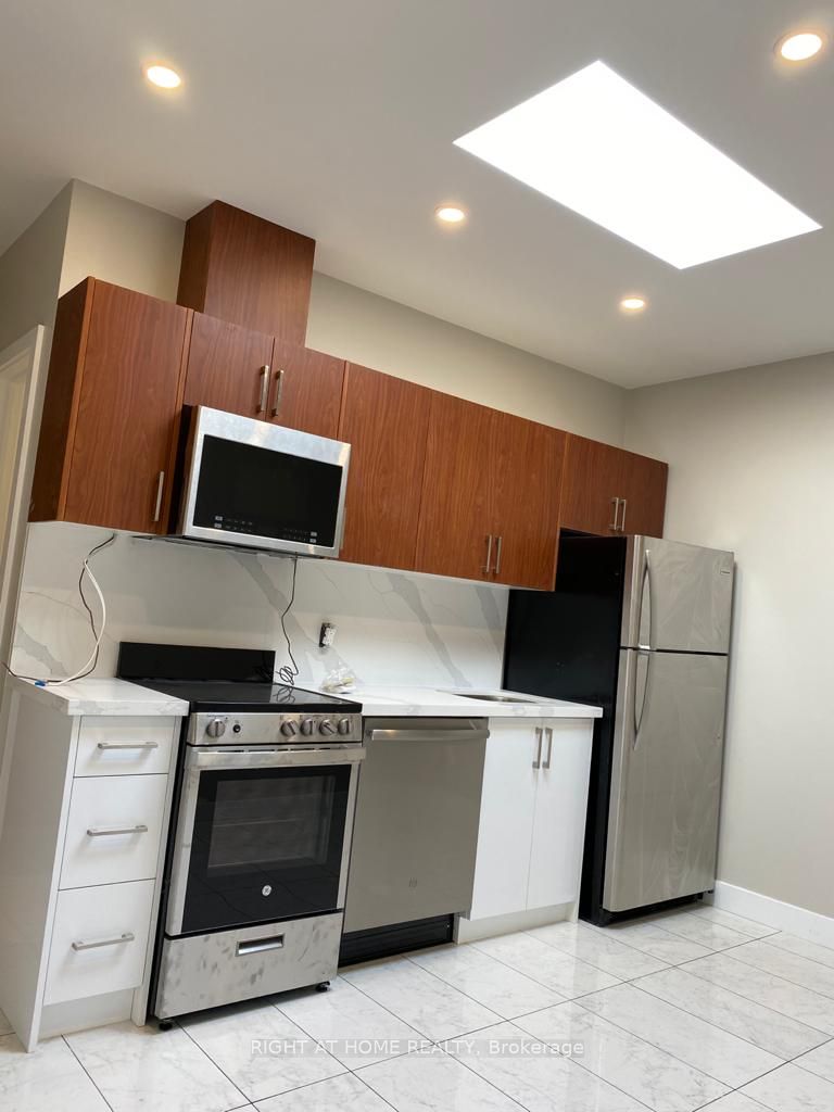 1022 Bloor Street W 3B, Toronto, ON M6H 1M2 photo 2